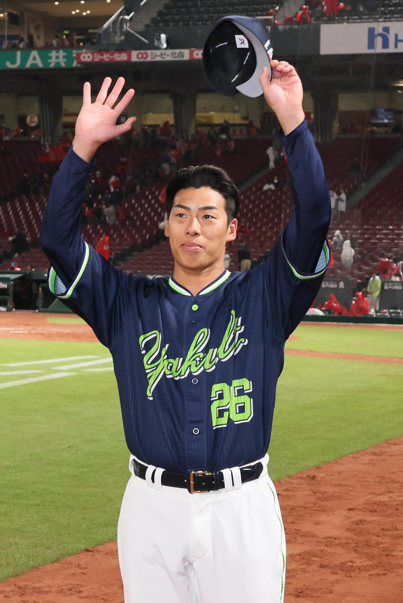 広島対ヤクルト　ファンの声援に応える山野太一（撮影・加藤孝規）