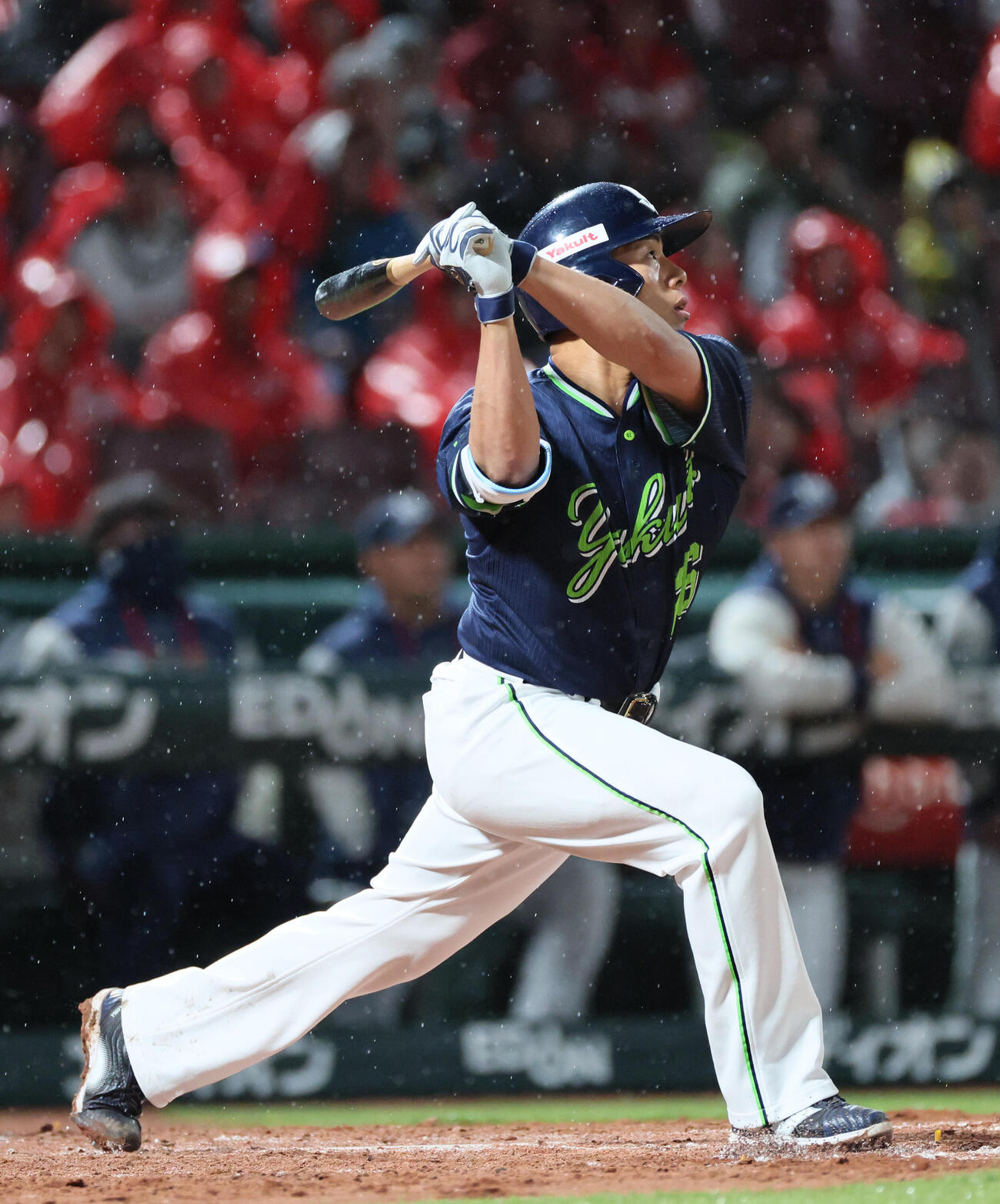 広島対ヤクルト　4回表ヤクルト1死二、三塁、山野太一は中犠飛を放つ（撮影・加藤孝規）