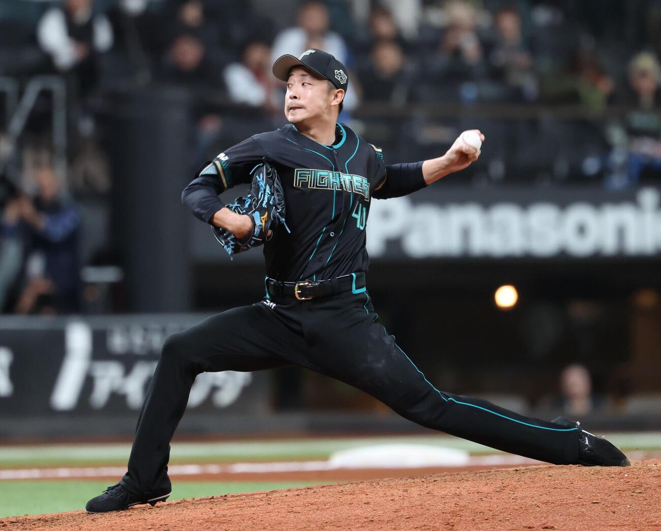 日本ハム対楽天　10回から登板し力投する日本ハム島本浩也（撮影・黒川智章）