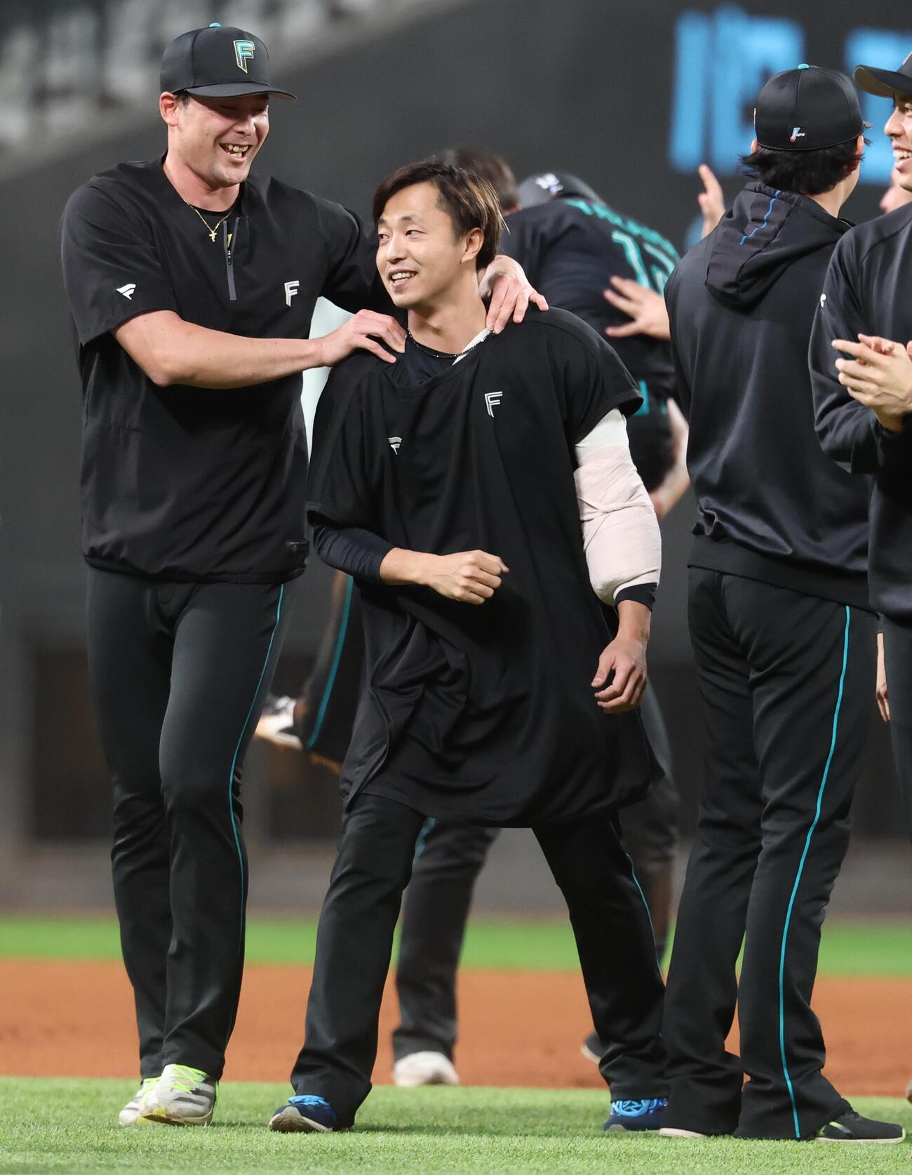 日本ハム対楽天　移籍後初勝利を挙げ上原健太（左）に祝福される日本ハム島本浩也（撮影・黒川智章）