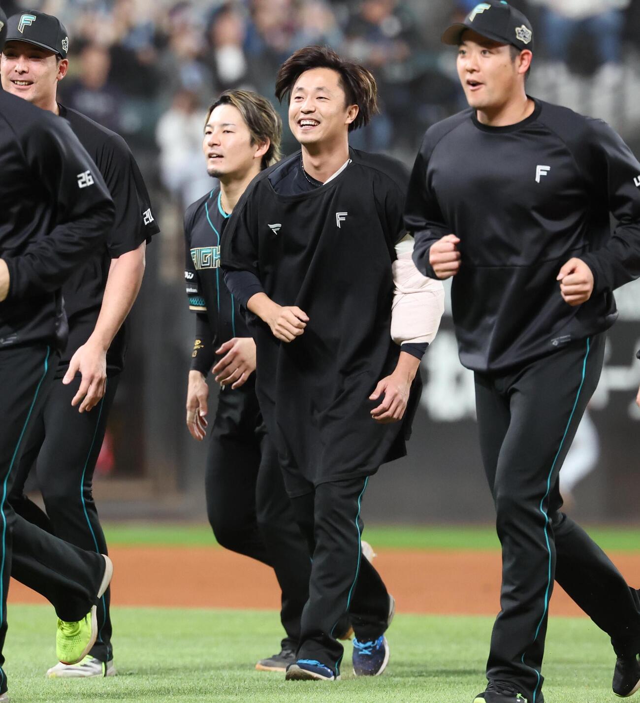 日本ハム対楽天　移籍後初勝利を挙げ笑顔の島本浩也（中央）（撮影・黒川智章）