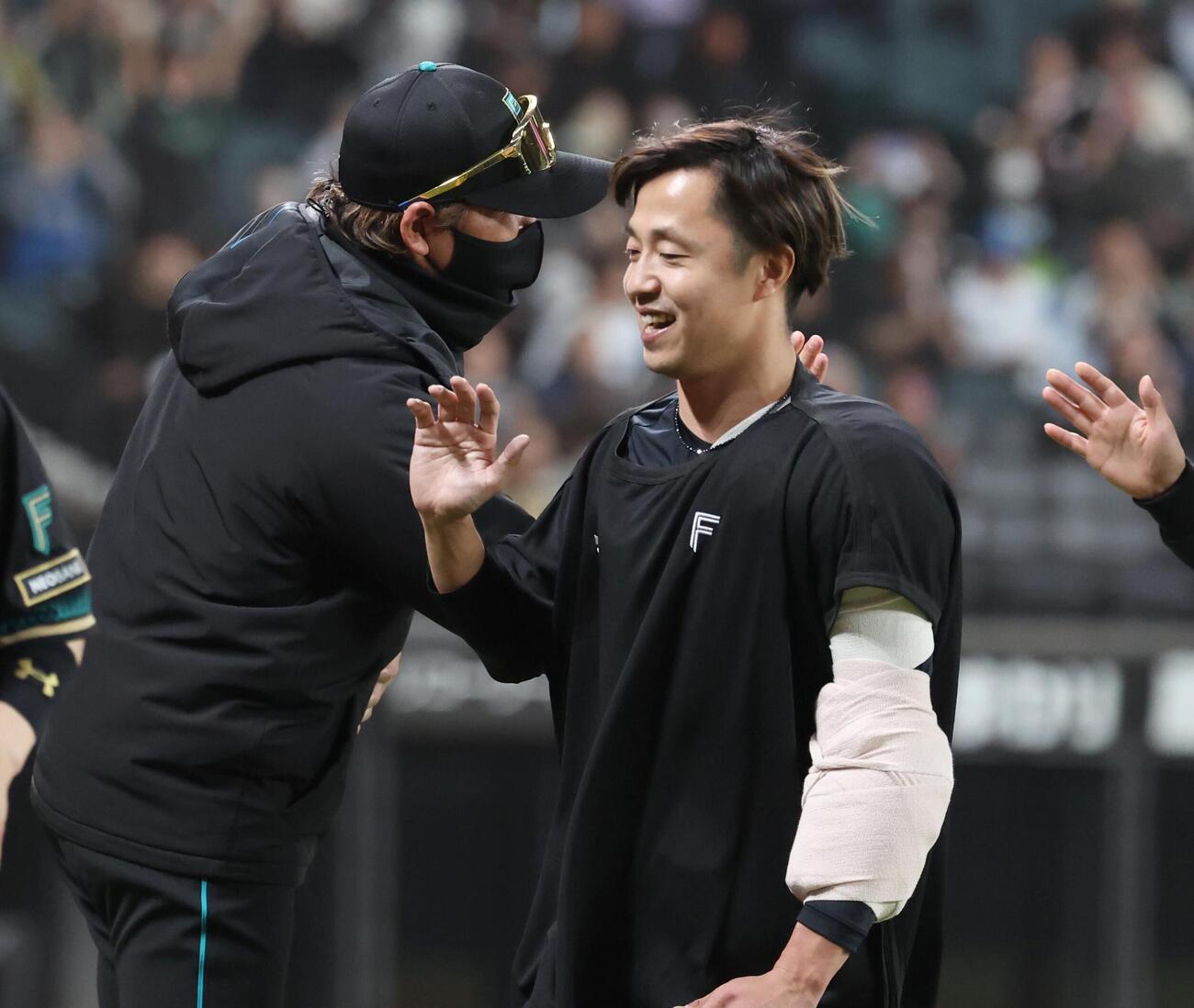 日本ハム対楽天　移籍後初勝利を挙げ新庄監督に出迎えられる島本浩也（中央）（撮影・黒川智章）