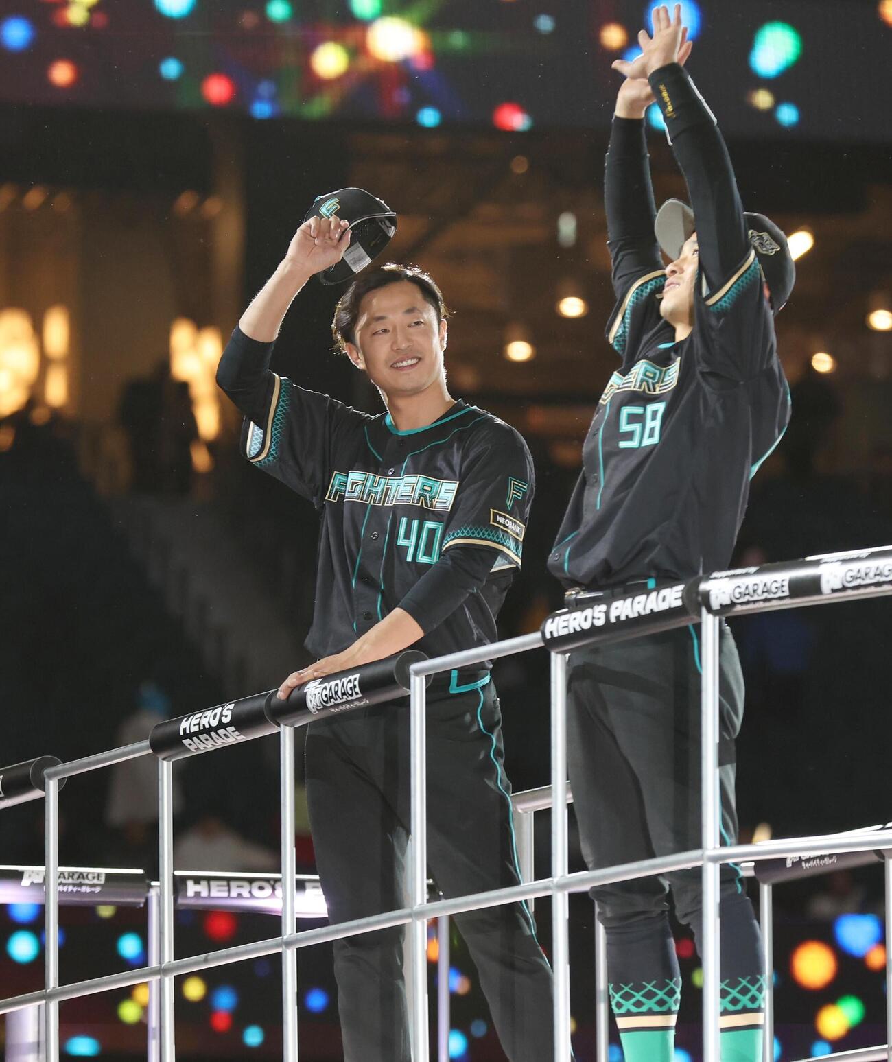 日本ハム対楽天　試合後、スタンドにあいさつする日本ハム島本浩也（左）と奈良間大己（撮影・黒川智章）