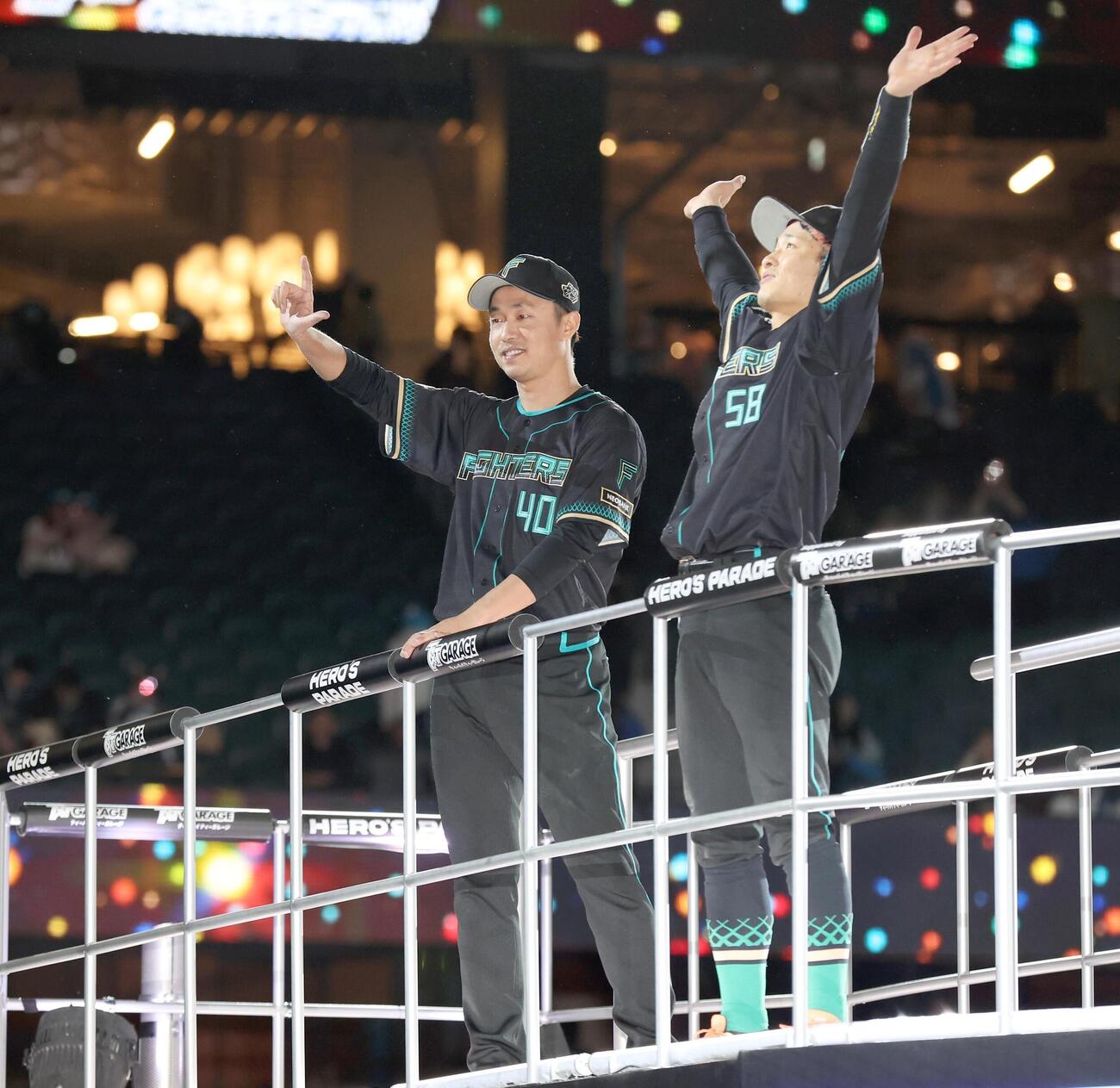 日本ハム対楽天　試合後、スタンドに向かってポーズをとる島本浩也（左）と奈良間大己（撮影・黒川智章）