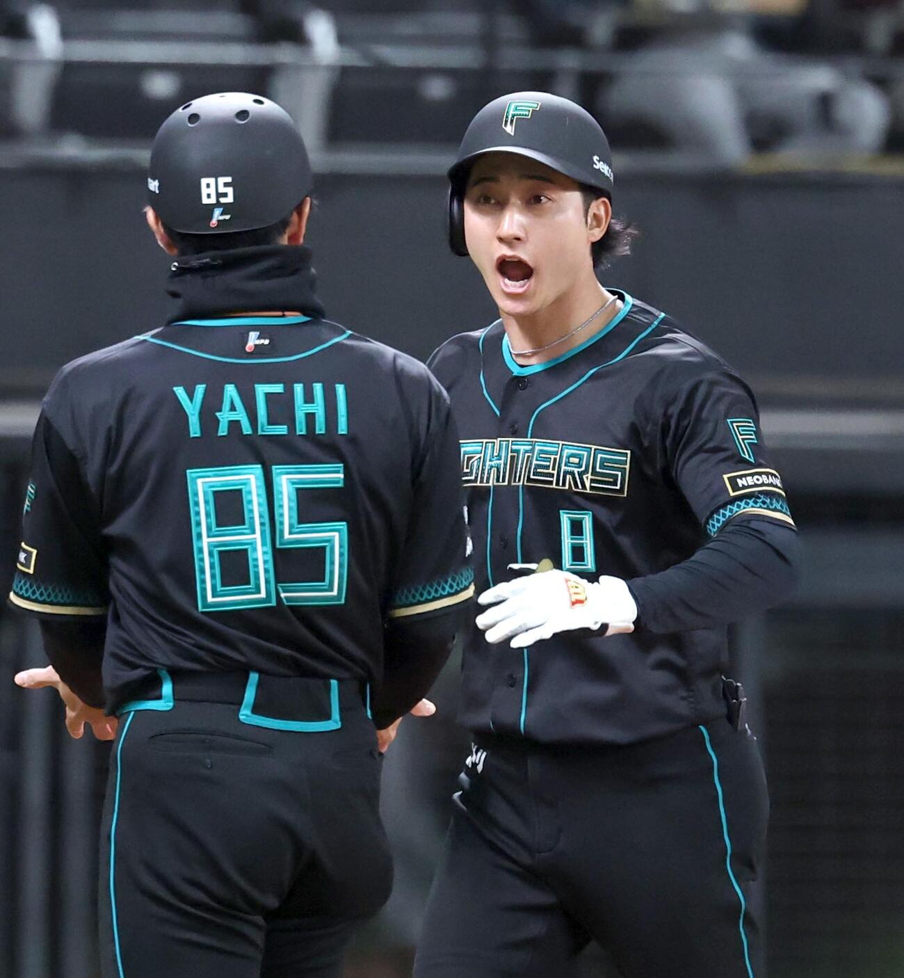 日本ハム対楽天　2回裏、2点本塁打を放ち叫んで生還する浅間大基（撮影・黒川智章）