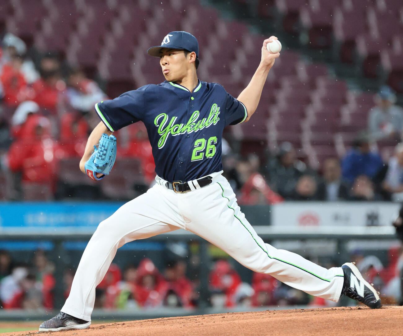 広島対ヤクルト　4回表ヤクルト1死二、三塁、山野太一は中犠飛を放つ（撮影・加藤孝規）