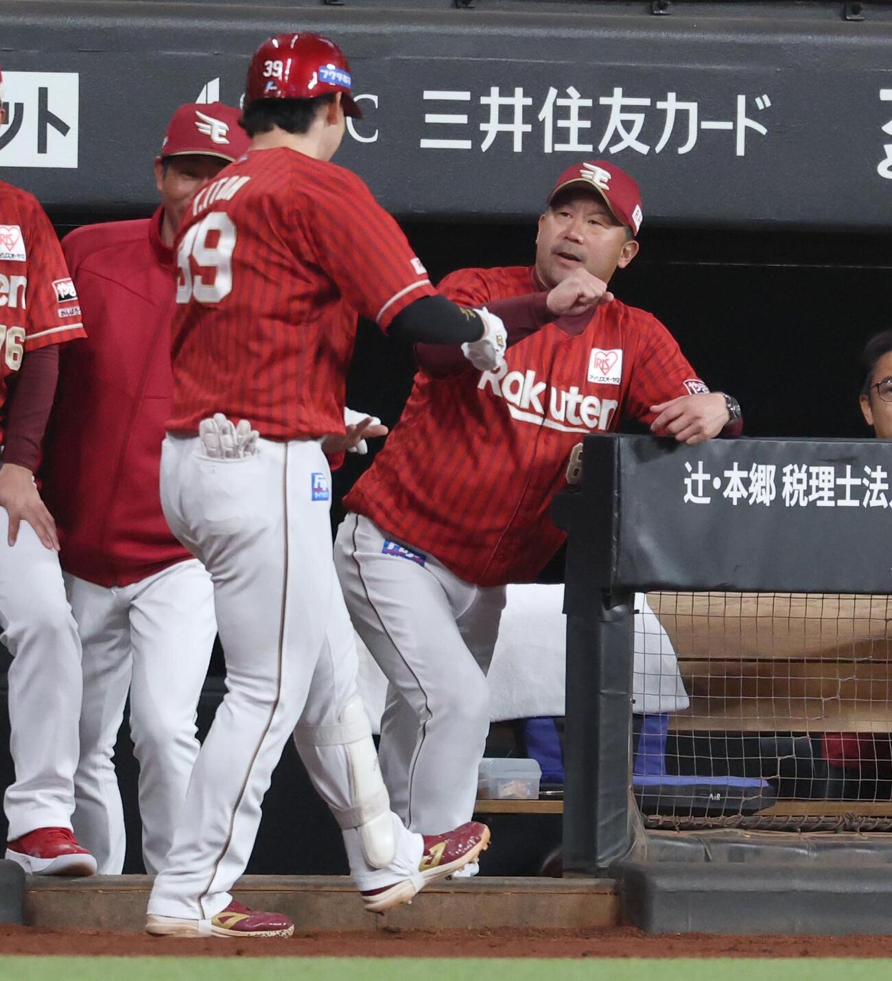 日本ハム対楽天　6回表、本塁打を放った伊藤裕を出迎える三木監督..（撮影・黒川智章）