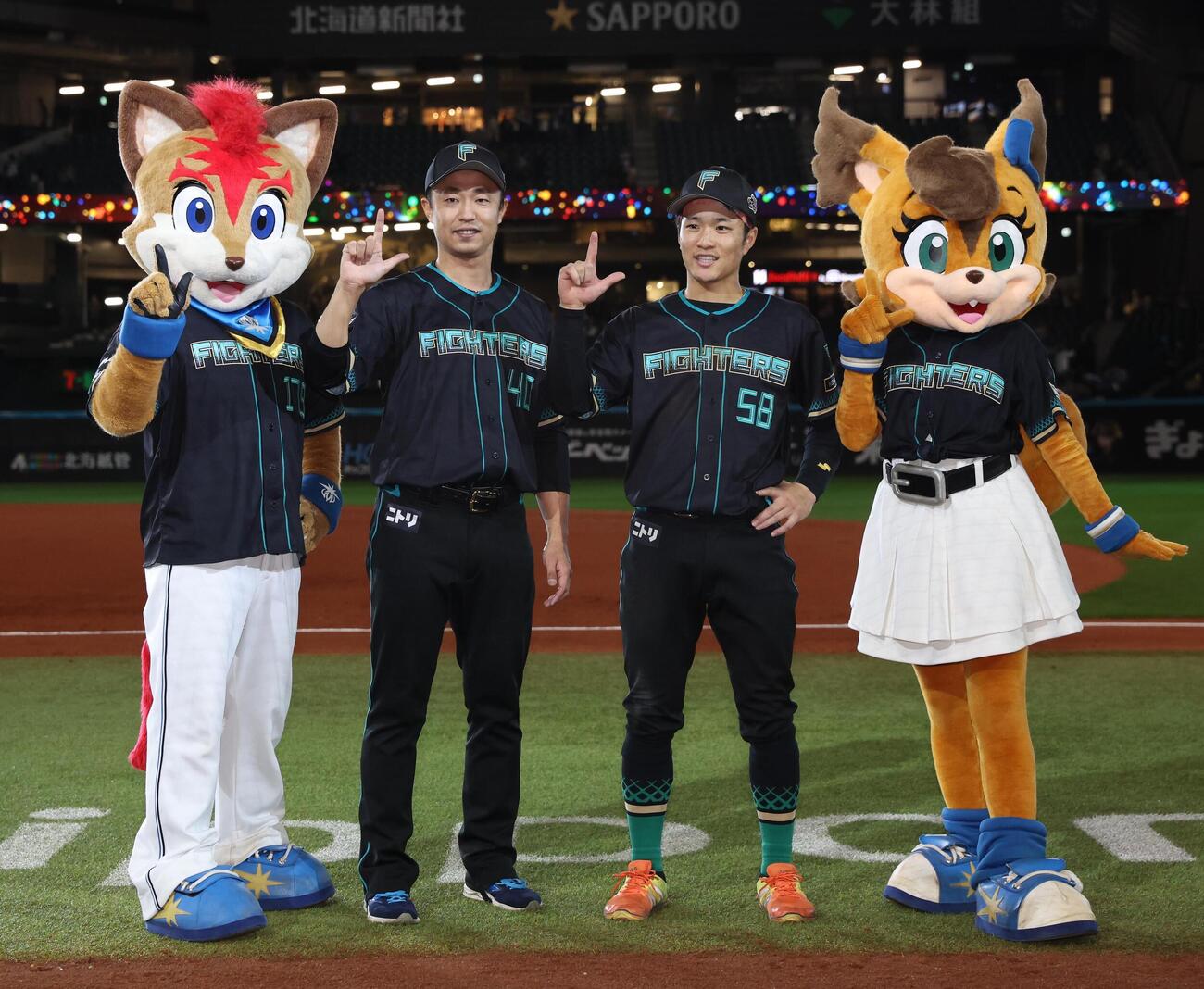 日本ハム対楽天　試合後、笑顔でポーズをとる島本浩也（左）と奈良間大己（撮影・黒川智章）