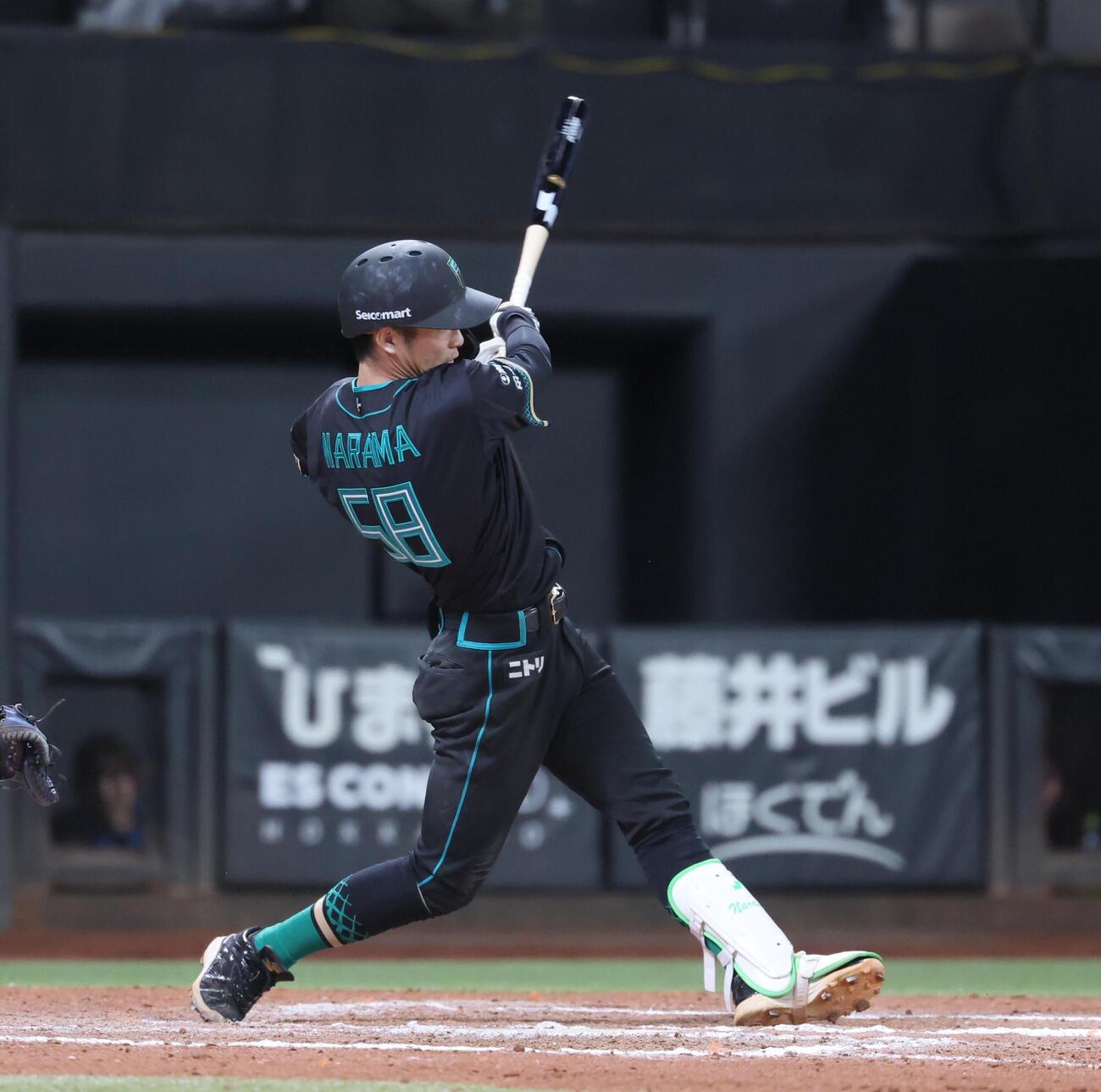 日本ハム対楽天　10回裏日本ハム2死二、三塁、サヨナラ打を放つ奈良間大己（撮影・黒川智章）