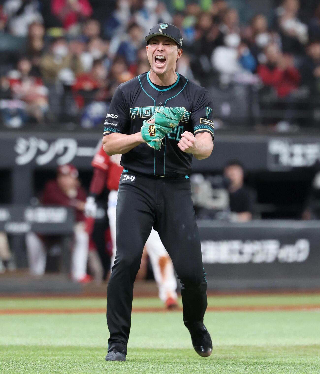 日本ハム対楽天　7回表楽天2死二、三塁、ボイトを三振にとり叫ぶ上原健太（撮影・黒川智章）