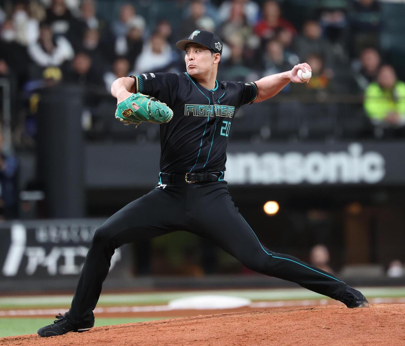 日本ハム対楽天　7回途中から登板の上原健太（撮影・黒川智章）