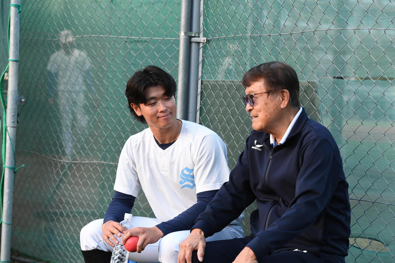 駿河台大野球部アドバイザーのリチャード脊古さんと同大4年の大島陽希投手（左）（撮影・沢田啓太郎）
