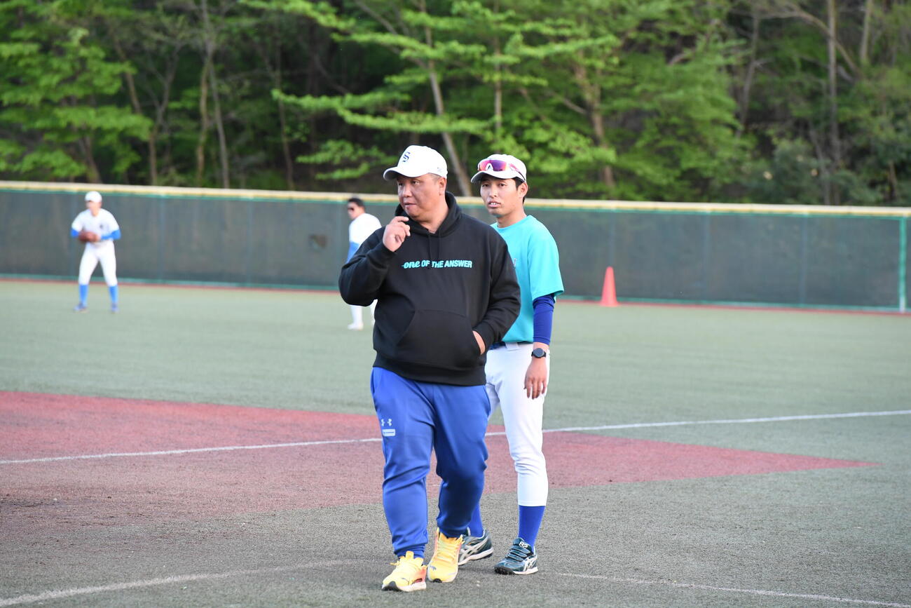 駿河台大野球部の松浦健介監督（手前）（撮影・沢田啓太郎）