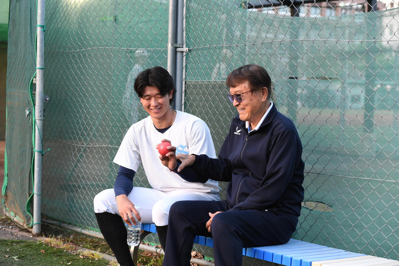 駿河台大野球部アドバイザーのリチャード脊古さんと同大4年の大島陽希（はるき）投手（左）（撮影・沢田啓太郎）