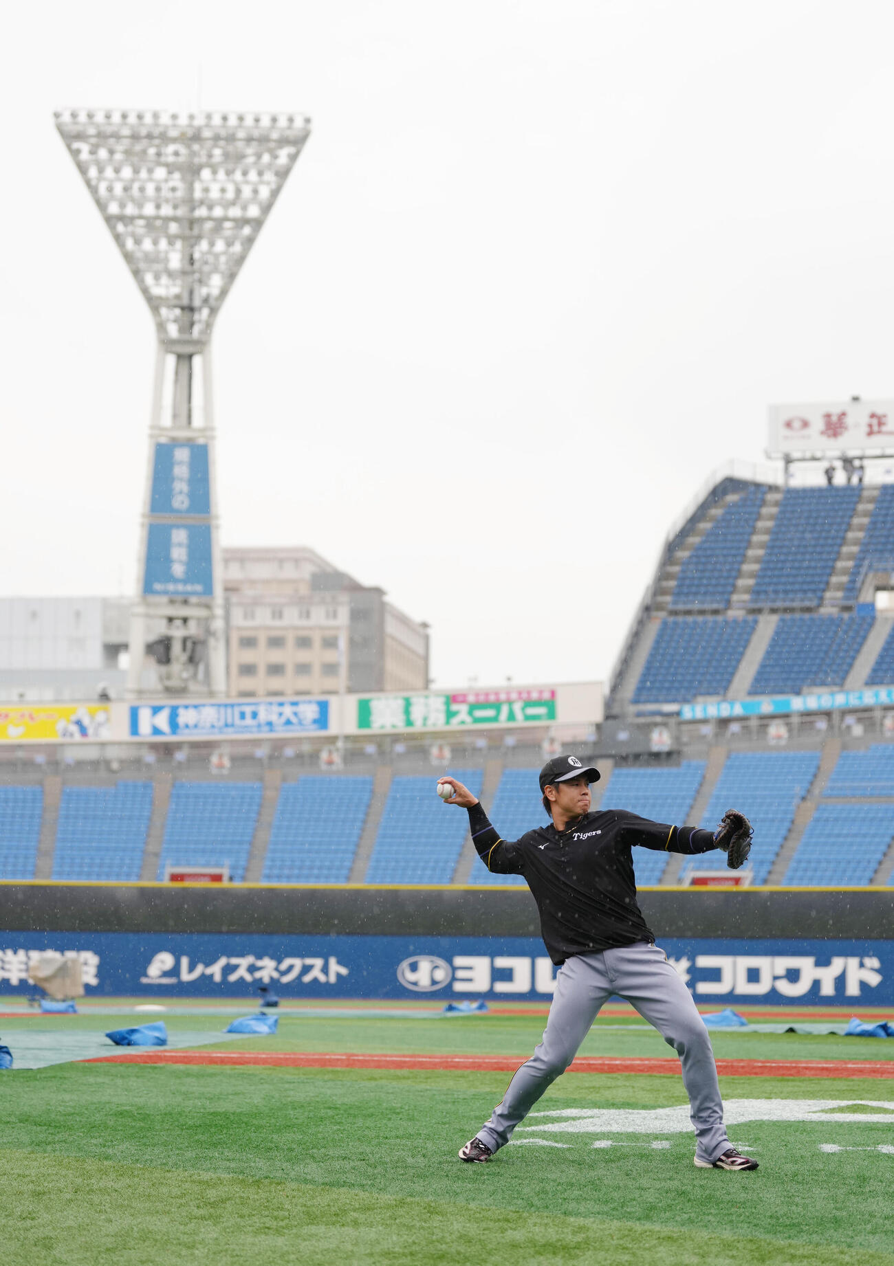 DeNA対阪神　試合が中止となった横浜スタジアムで調整する阪神梅野隆太郎（撮影・足立雅史）