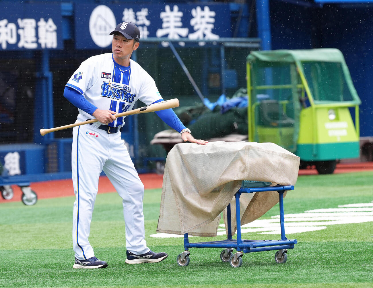 DeNA対阪神　試合前、練習の準備を進めるDeNA相川亮二監督（撮影・足立雅史）