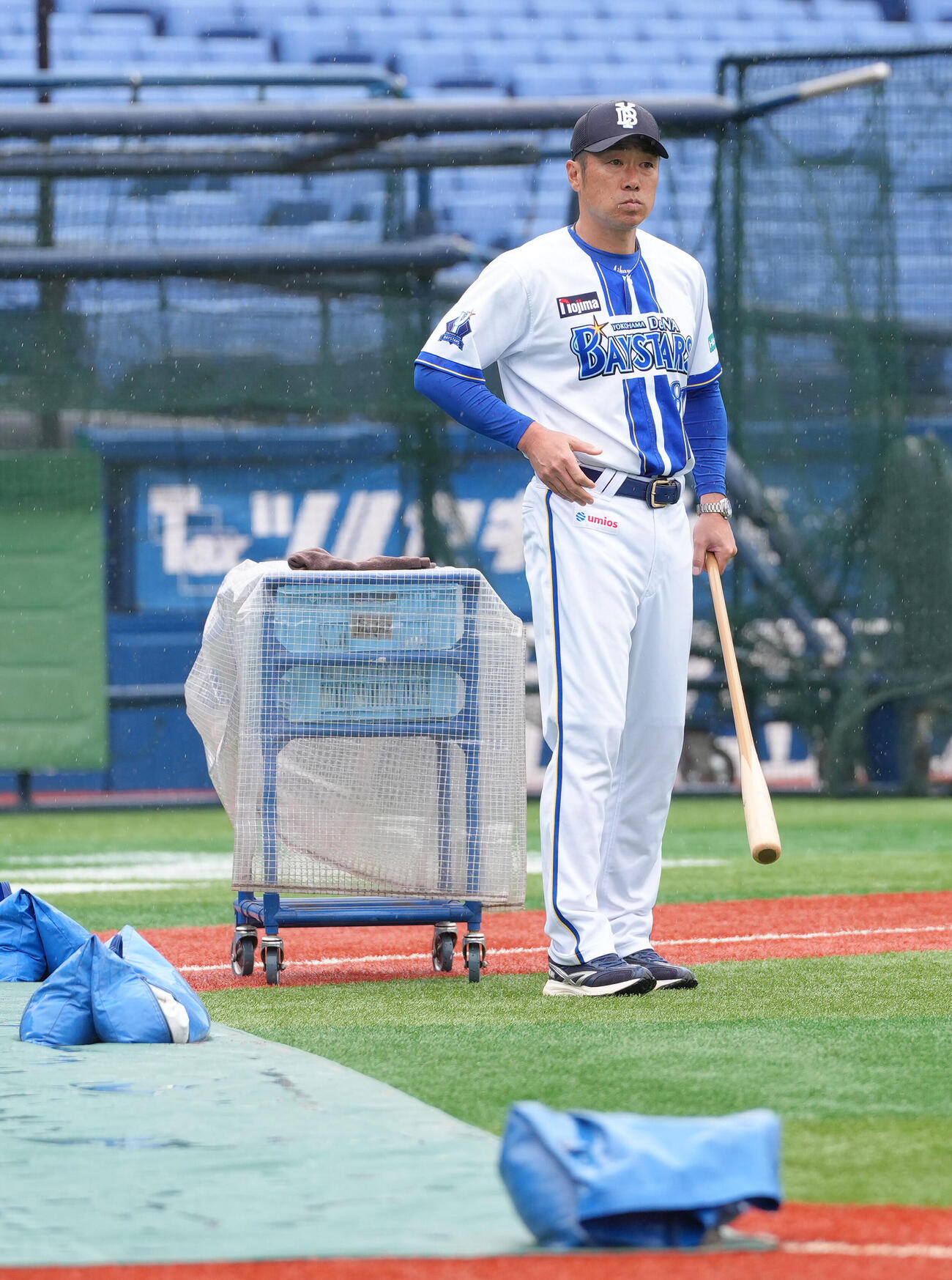 DeNA対阪神　試合前、練習を見つめるDeNA相川亮二監督（撮影・足立雅史）