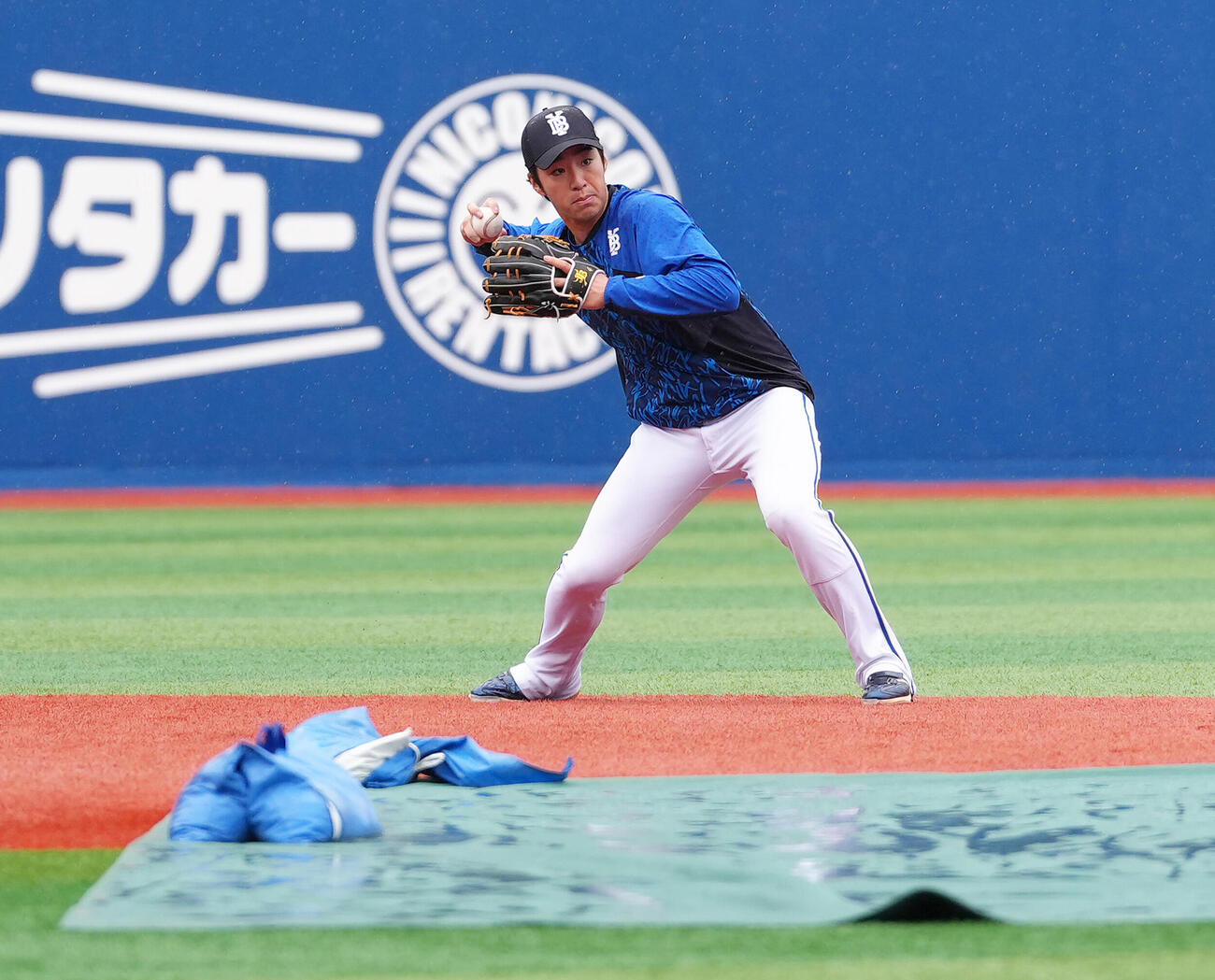 DeNA対阪神　試合前、ノックを受けるDeNA度会隆輝（撮影・足立雅史）