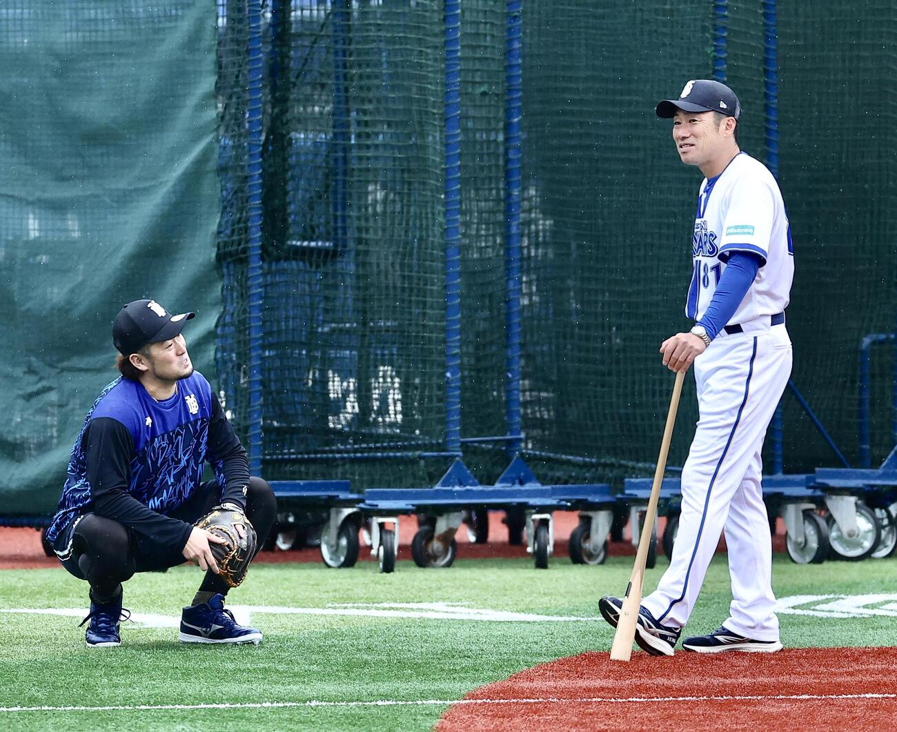 DeNA対阪神　戸柱恭孝（左）と言葉を交わすDeNA相川亮二監督＝2026年4月23日　