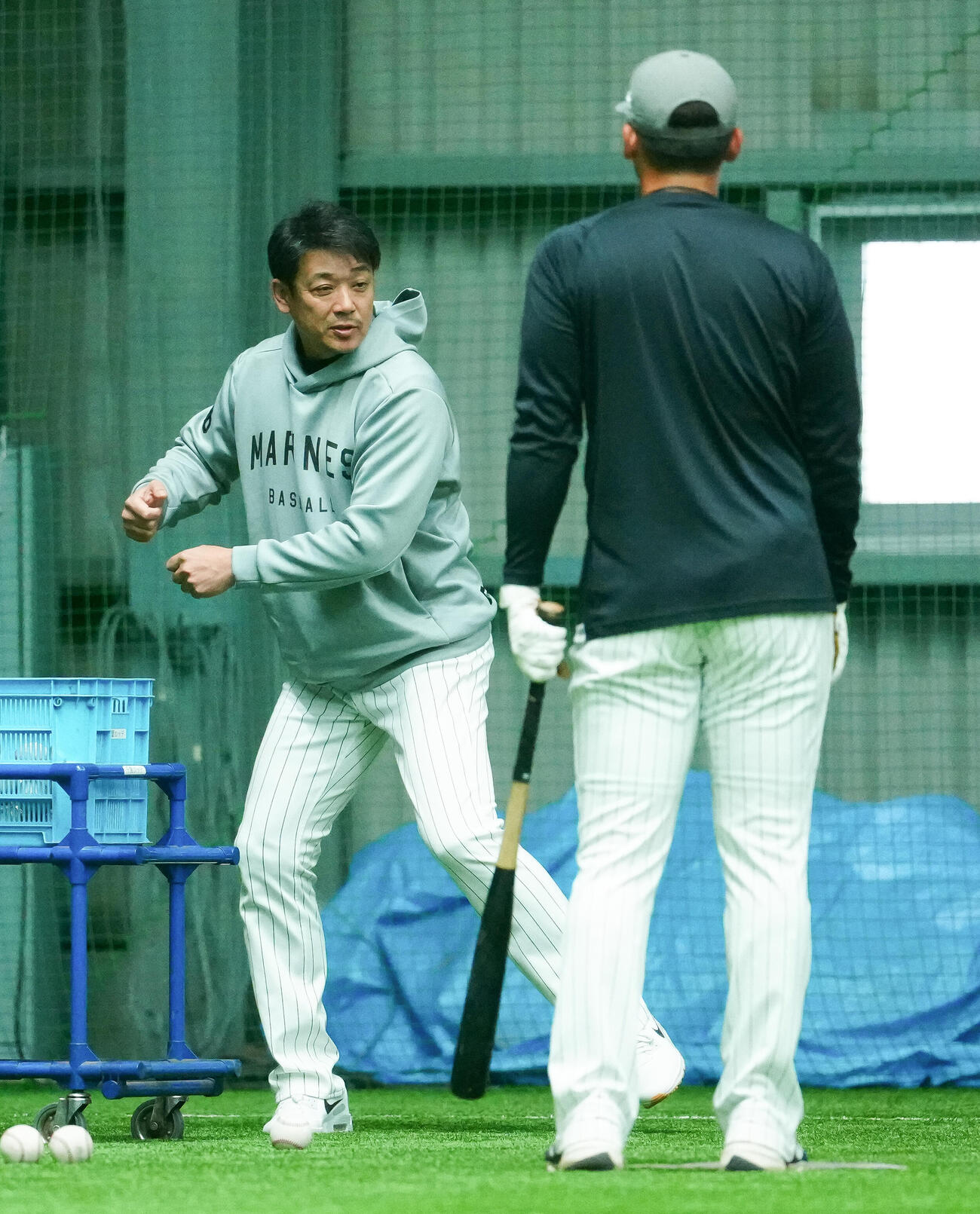 ロッテ対オリックス　井上広大（右）に打撃指導するロッテサブロー監督（撮影・鈴木みどり）＝2026年4月23日