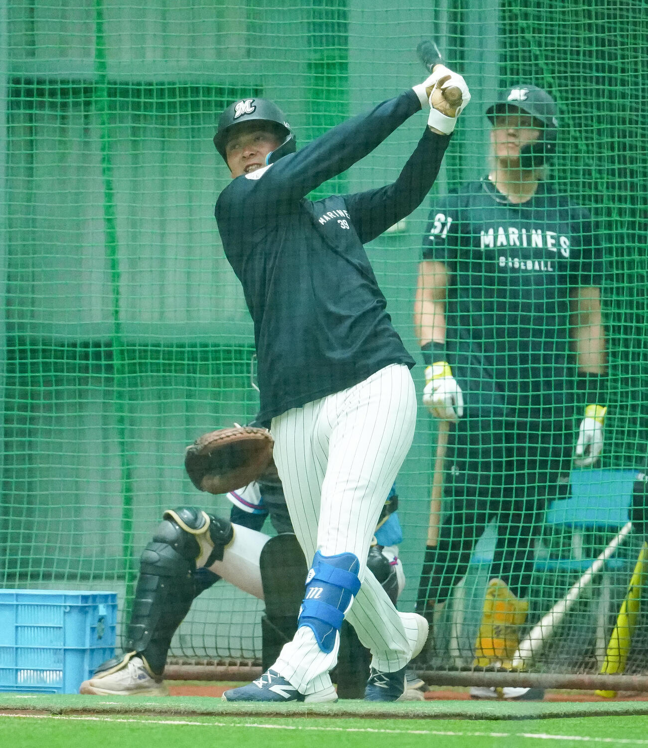 ロッテ対オリックス　雨天中止　室内練習場で打撃練習するロッテ井上広大（撮影・鈴木みどり）＝2026年4月23日