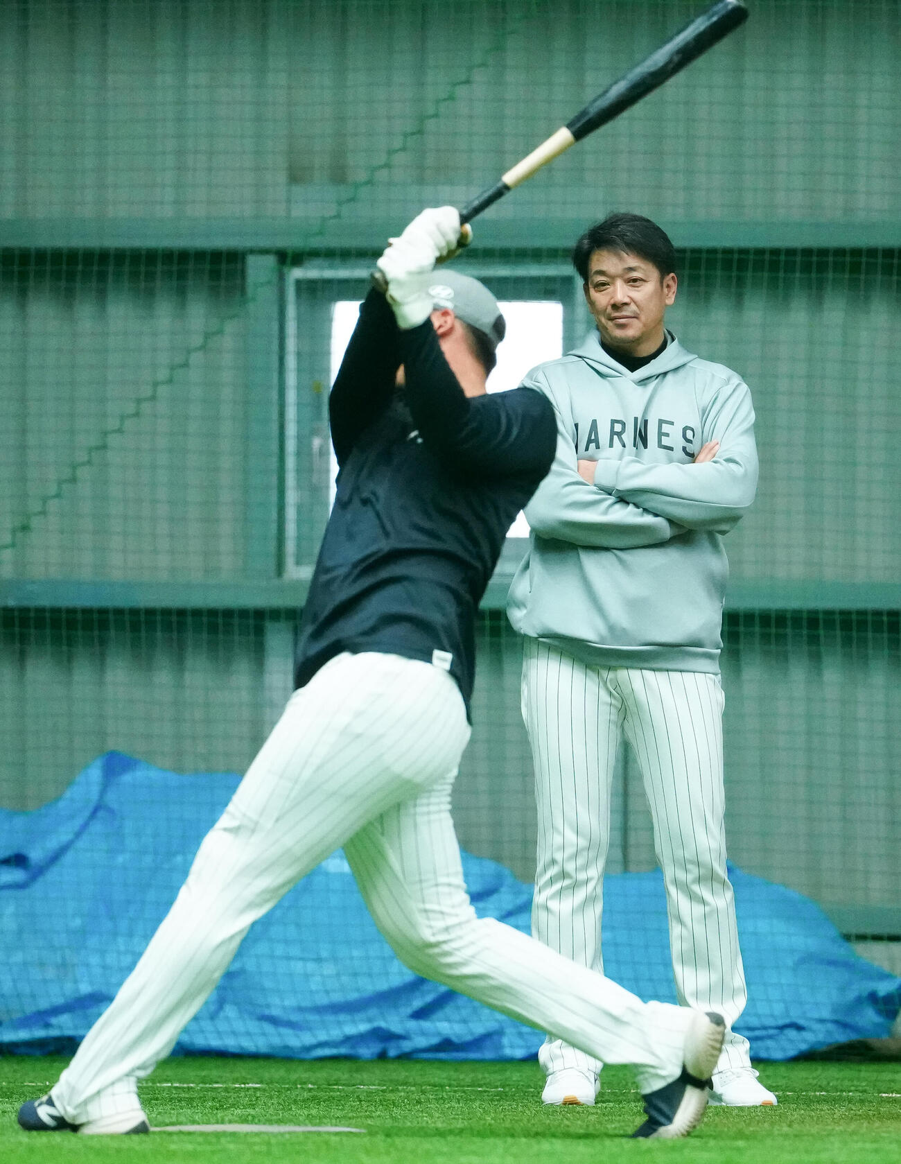 ロッテ対オリックス　井上広大（左）の打撃練習を見守るロッテサブロー監督（撮影・鈴木みどり）＝2026年4月23日