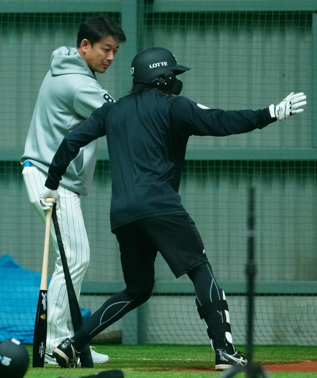 ロッテ対オリックス　雨天中止　小川龍成（右）に打撃指導するロッテサブロー監督（撮影・鈴木みどり）＝2026年4月23日