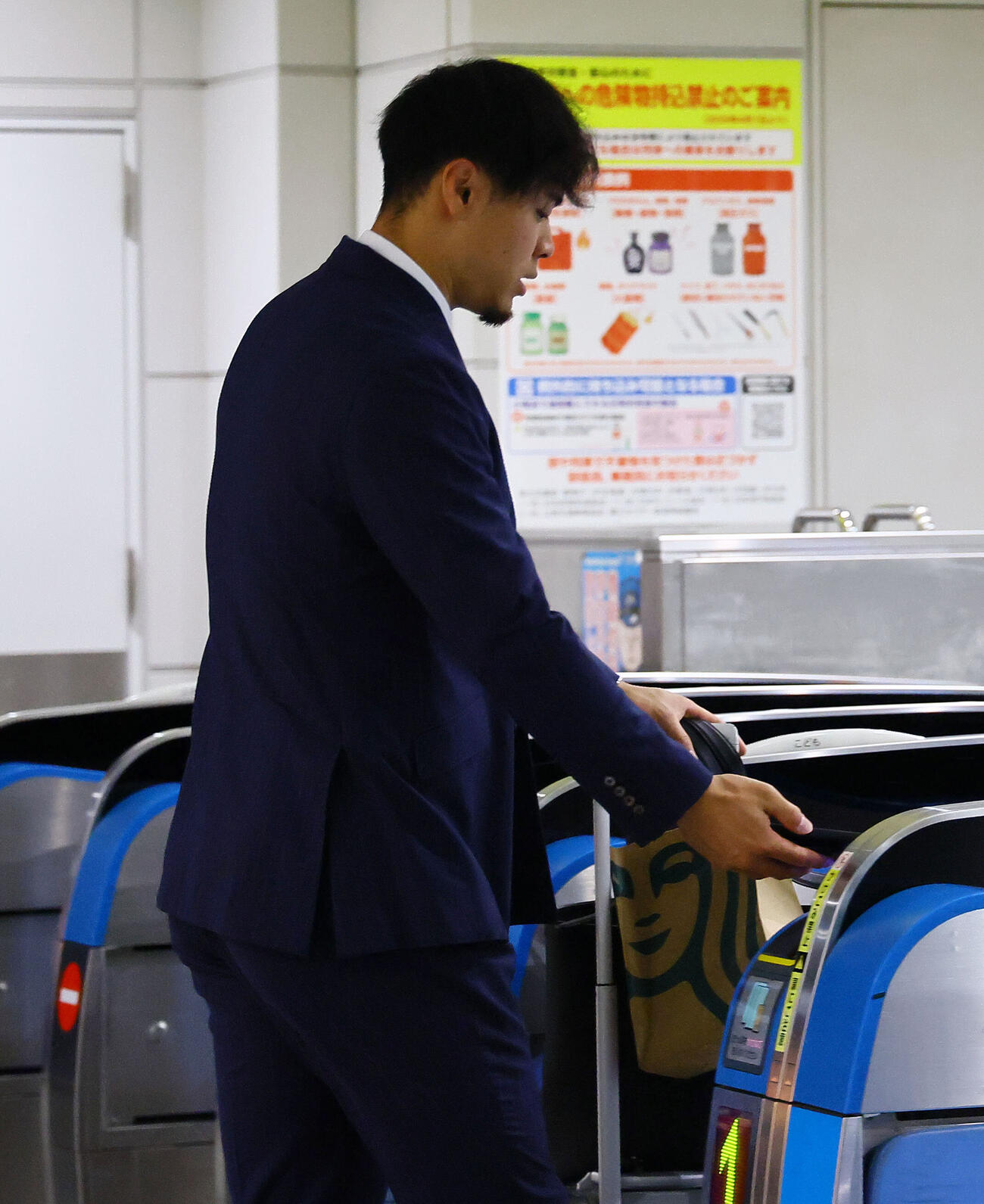 DeNA対阪神　　DeNA戦が中止となり、帰阪する阪神佐藤輝明（撮影・藤尾明華）