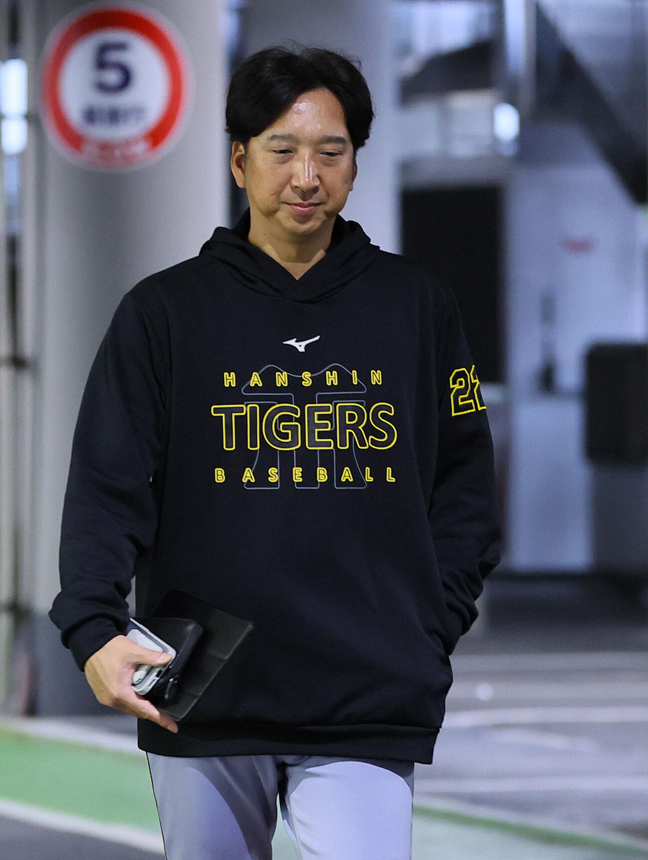 DeNA対阪神　　球場入りする阪神藤川球児監督（撮影・藤尾明華）
