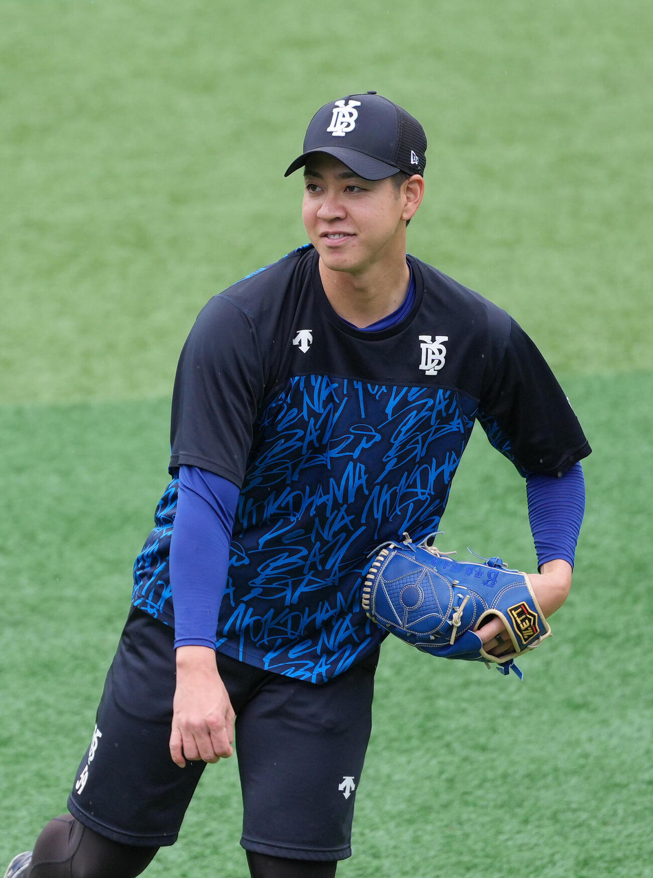 DeNA対阪神　練習中、笑顔を見せるDeNA平良拳太郎（撮影・足立雅史）