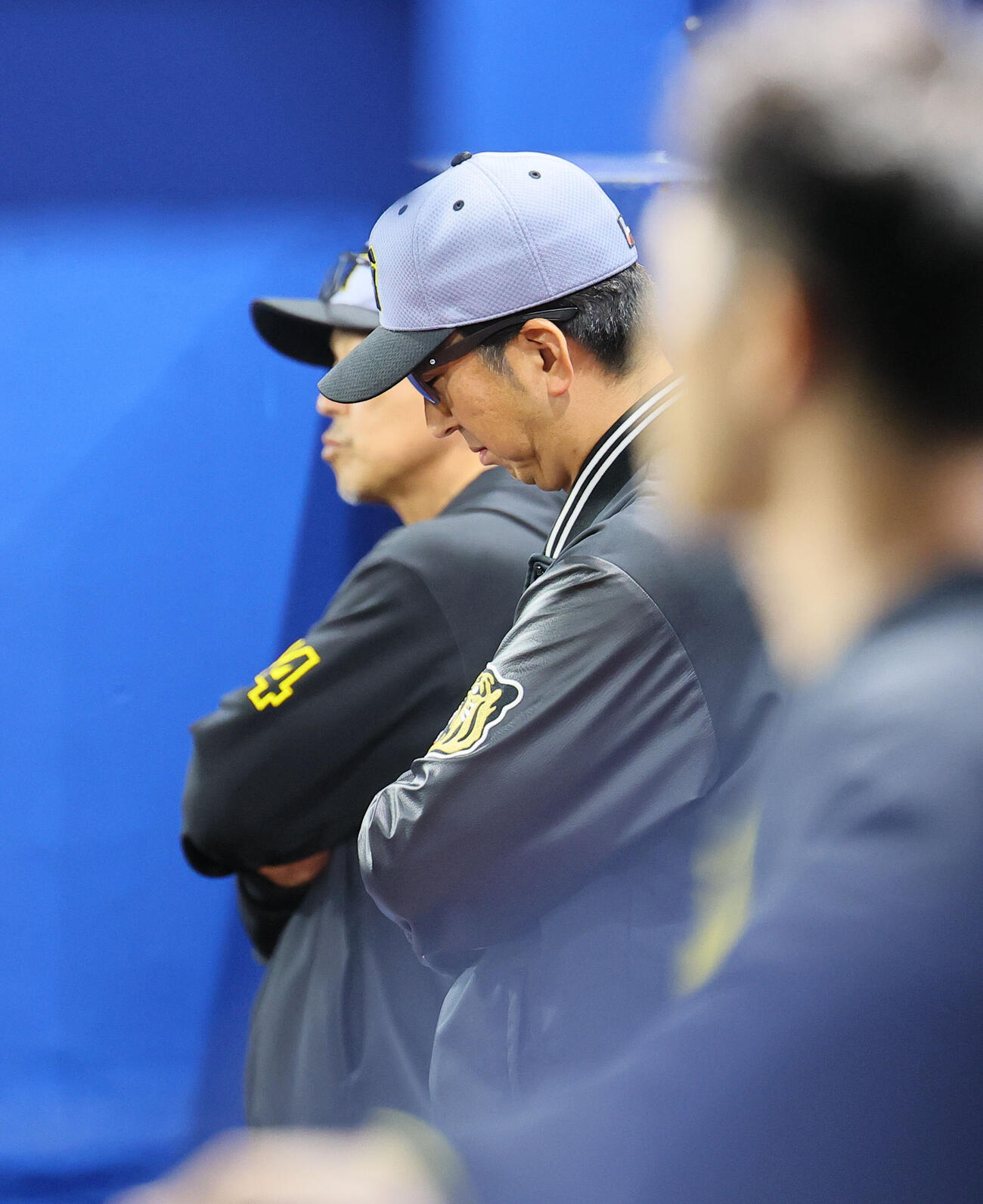 ベンチでうつむく阪神藤川球児監督（2026年4月撮影）
