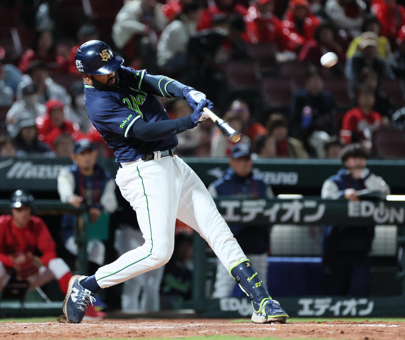 広島対ヤクルト　5回表ヤクルト2死一塁、ドミンゴ・サンタナは先制右越え2点本塁打を放つ（撮影・加藤孝規）