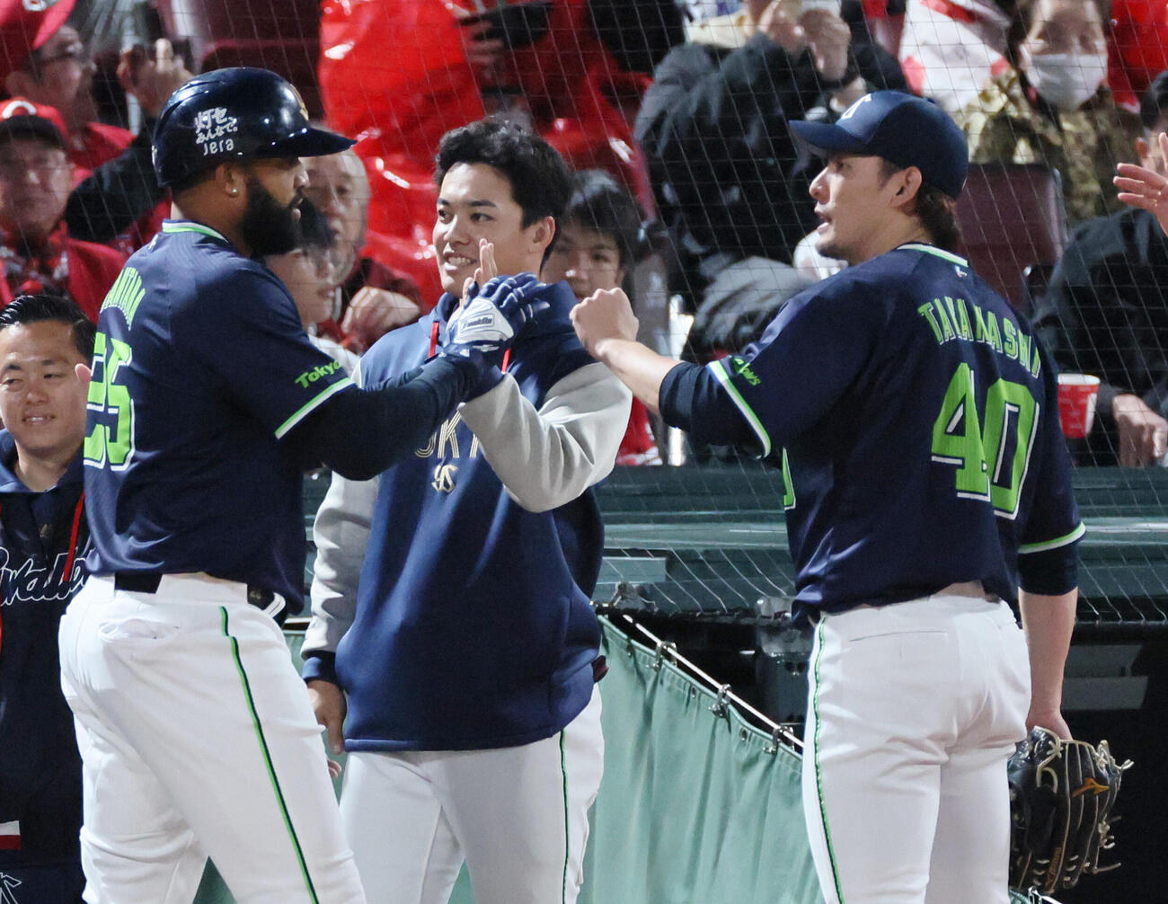 広島対ヤクルト　5回表ヤクルト2死一塁、先制右越え2点本塁打を放ったドミンゴ・サンタナを迎える先発の高梨裕稔（右）（撮影・加藤孝規）