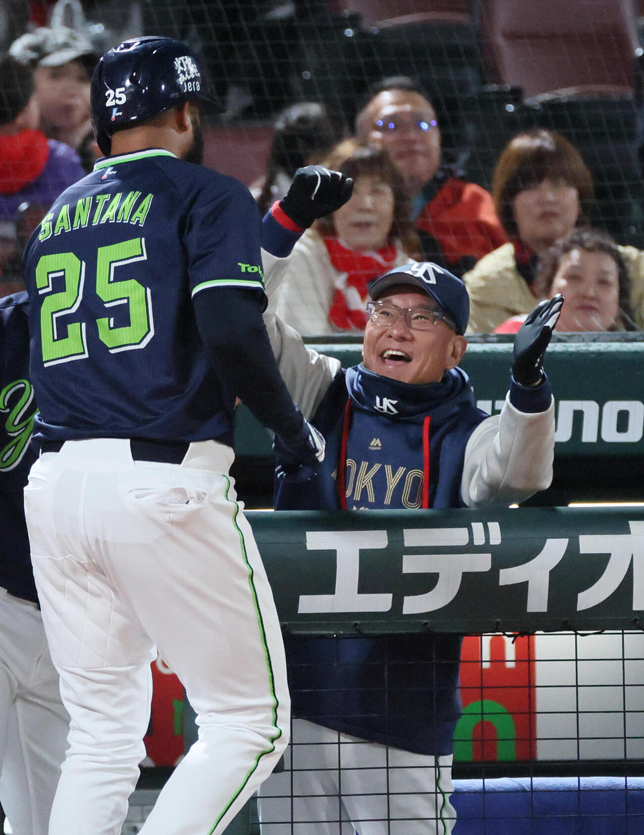 広島対ヤクルト　5回表ヤクルト2死一塁、先制右越え2点本塁打を放ったドミンゴ・サンタナを迎える池山隆寛監督撮影・加藤孝規）