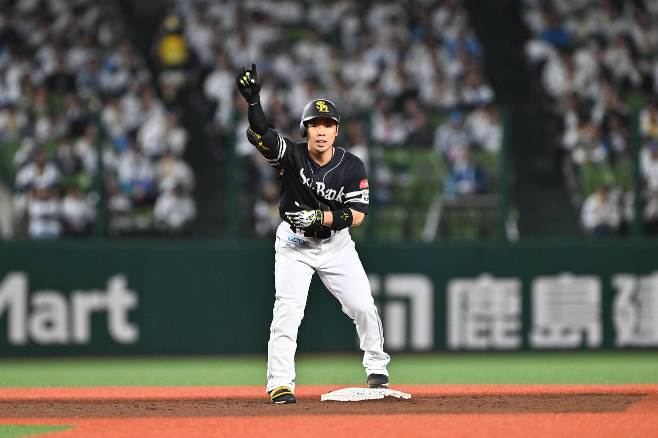 西武対ソフトバンク　5回表ソフトバンク1死二塁、近藤健介は先制適時二塁打を放ちポーズを決める　（撮影・滝沢徹郎）