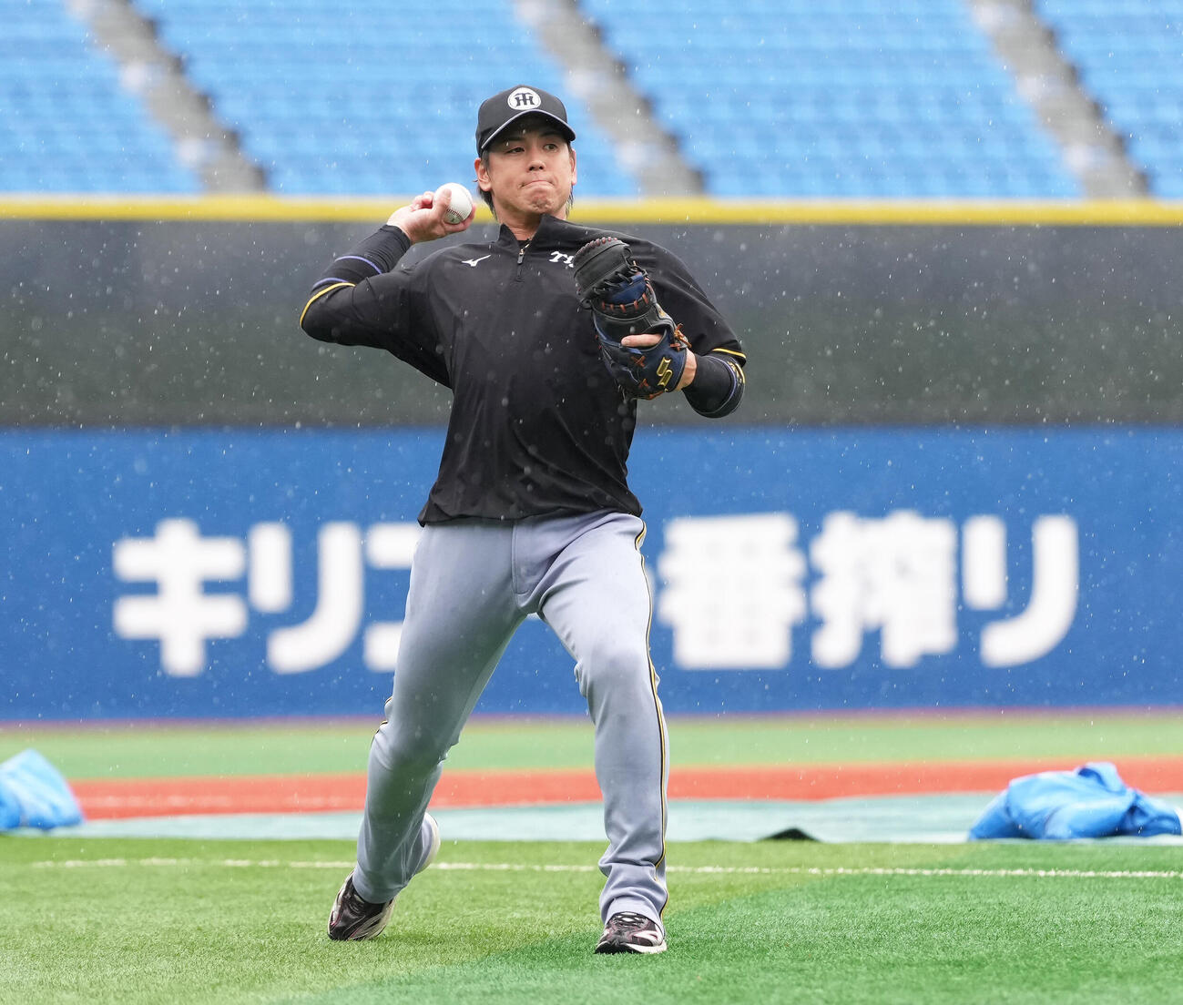 DeNA対阪神　キャッチボールで調整する阪神梅野隆太郎（撮影・足立雅史）