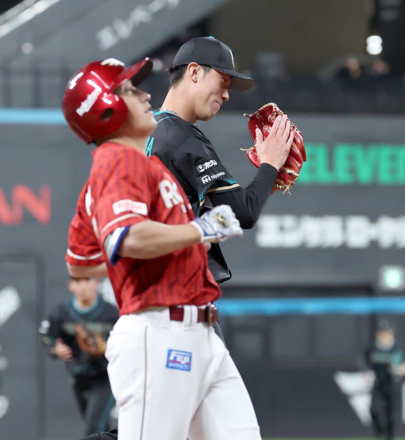 日本ハム対楽天　3回表楽天2死二塁、小深田大翔を一ゴロに抑えグラブをたたく福島蓮（撮影・黒川智章）