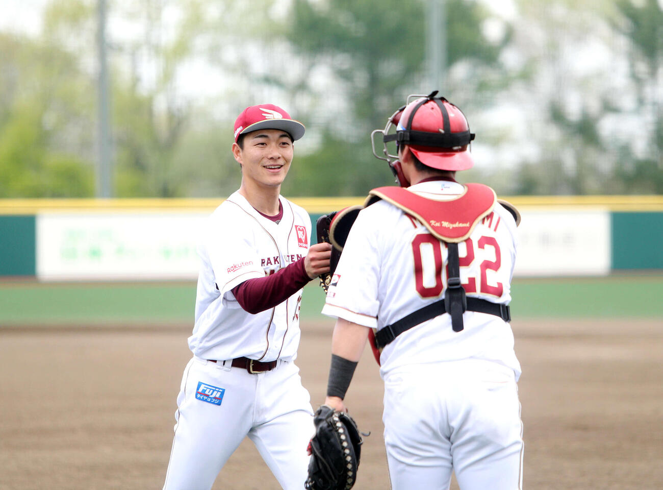 ファームリーグ楽天対ロッテ　楽天・藤原聡大投手（左）が3回を3者凡退に抑え、グラブタッチした