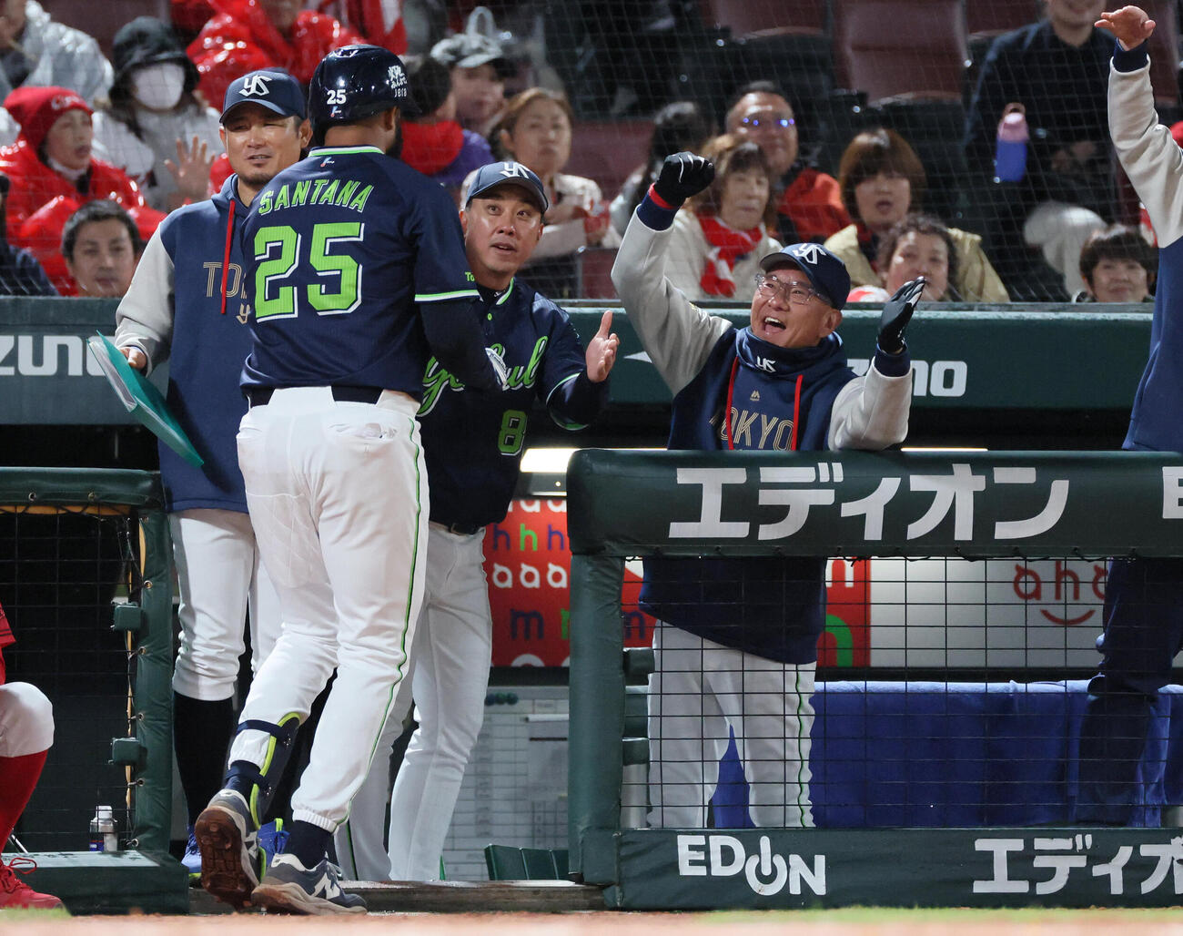 広島対ヤクルト　5回表ヤクルト2死一塁、先制右越え2点本塁打を放ったドミンゴ・サンタナを迎える池山隆寛監督撮影・加藤孝規）