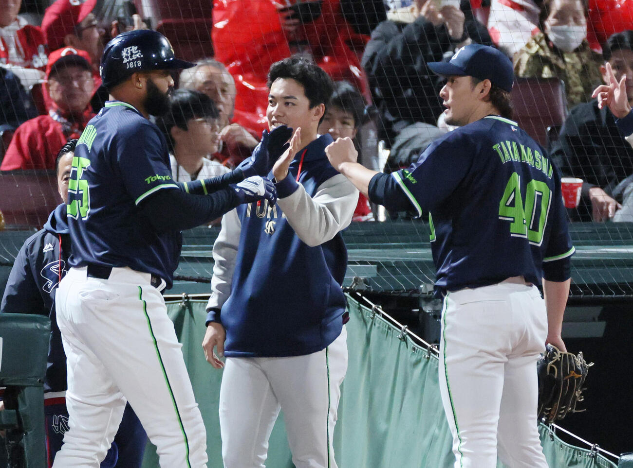 広島対ヤクルト　5回表ヤクルト2死一塁、先制右越え2点本塁打を放ったドミンゴ・サンタナを迎える先発の高梨裕稔（右）（撮影・加藤孝規）