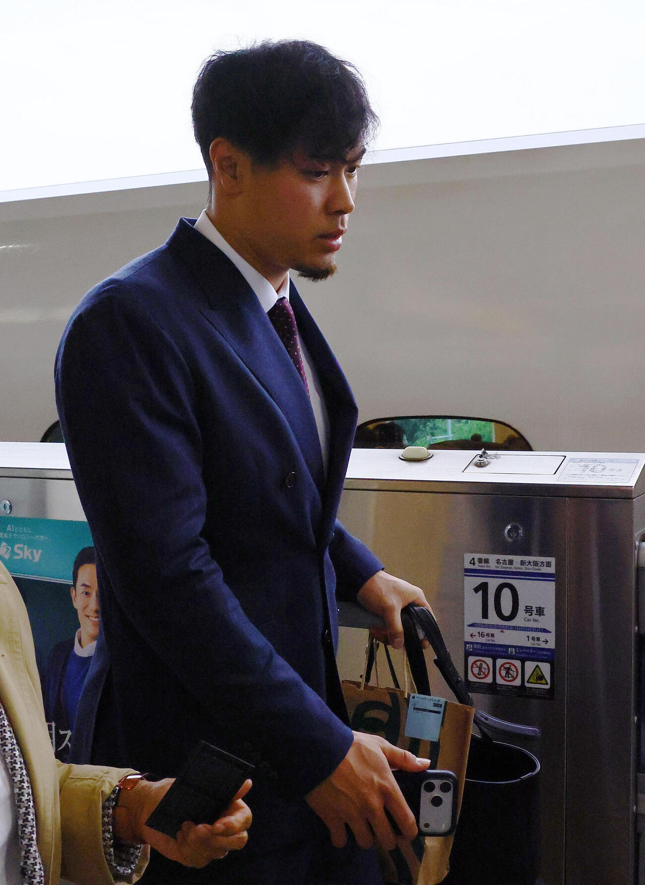 DeNA対阪神　　DeNA戦が中止となり、帰阪する阪神佐藤輝明（撮影・藤尾明華）
