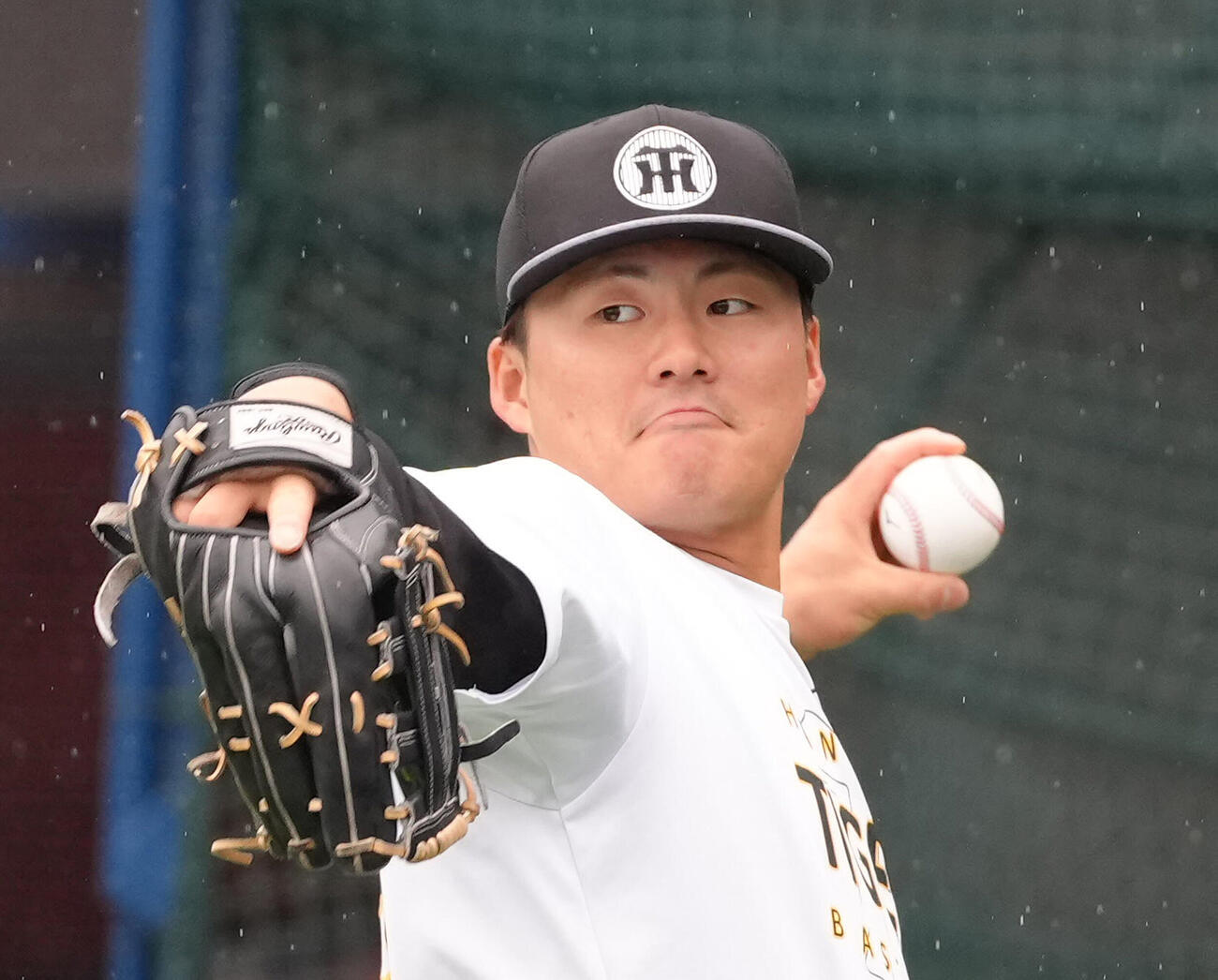 DeNA対阪神　試合が中止となった横浜スタジアムでキャッチボールする阪神前川右京（撮影・足立雅史）