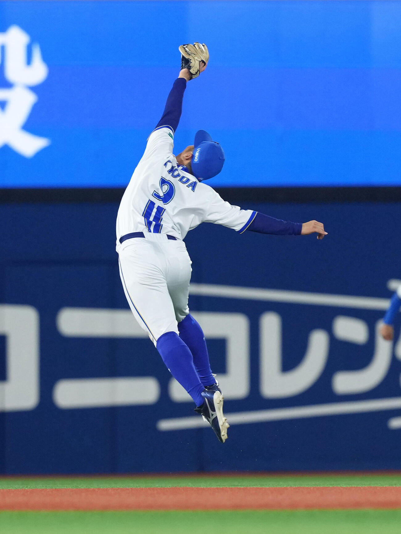 前川右京の打球を好捕する遊撃手京田陽太（2026年4月22日撮影）