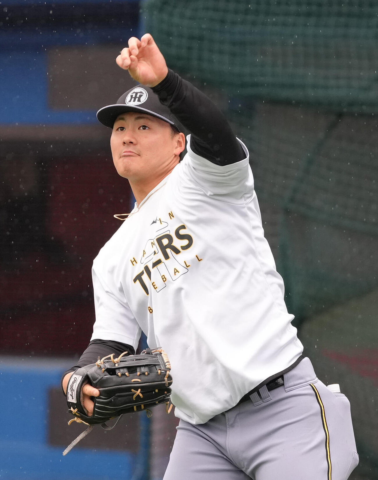 DeNA対阪神　試合が中止となった横浜スタジアムでキャッチボールする阪神前川右京（撮影・足立雅史）