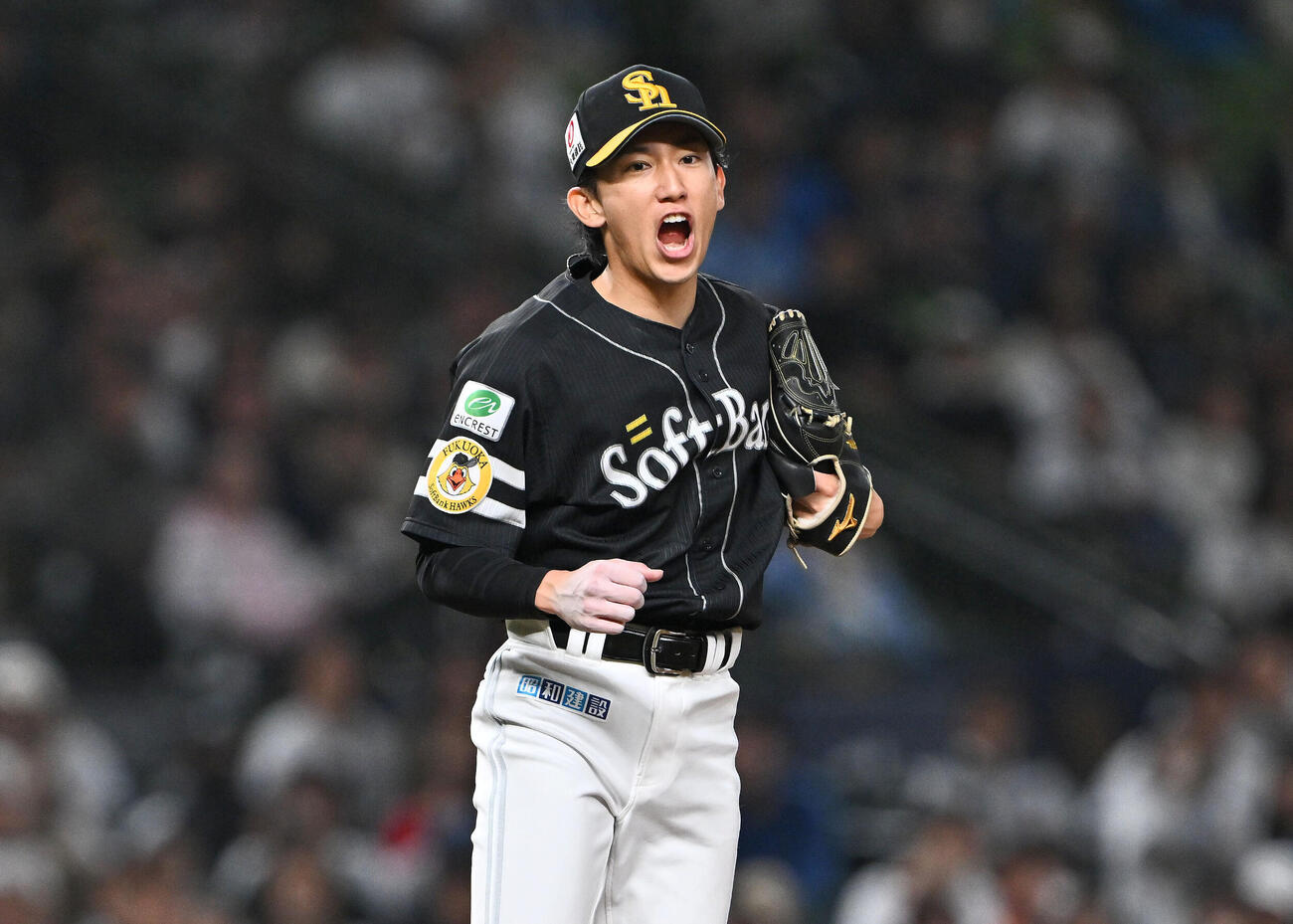 西武対ソフトバンク　6回裏西武2死、アレクサンダー・カナリオを空振り三振に仕留め雄たけびを上げる大津亮介（撮影・滝沢徹郎）