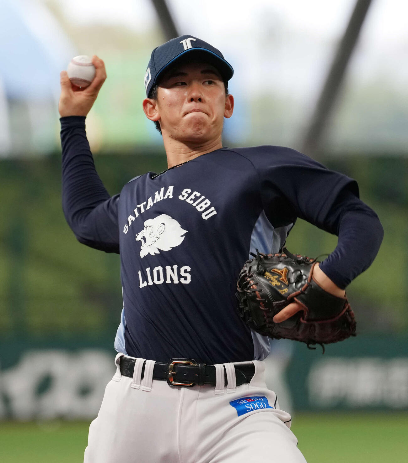 キャッチボールをする西武小島大河（2026年4月撮影）