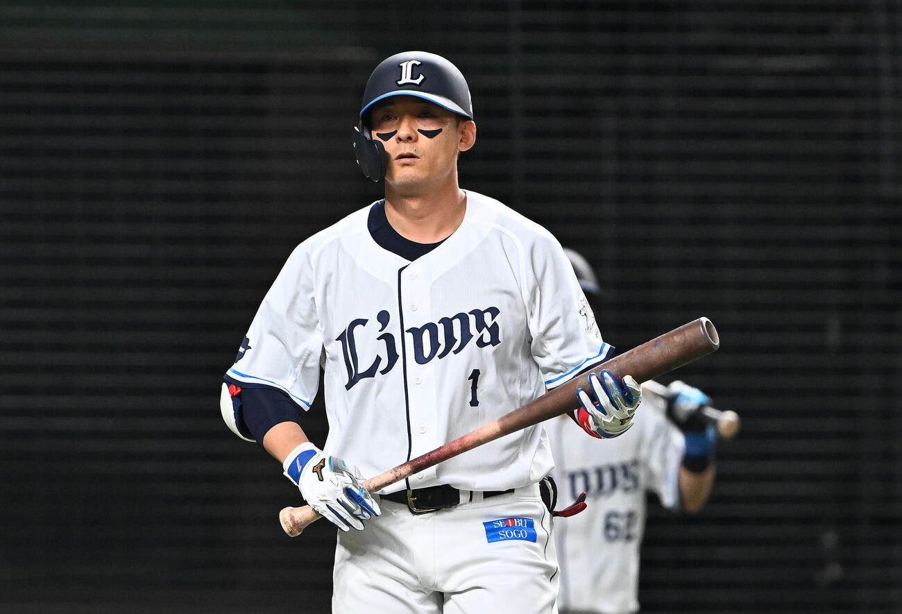 西武対ソフトバンク　7回裏西武2死二塁、打席に向かう代打栗山巧（撮影・滝沢徹郎）