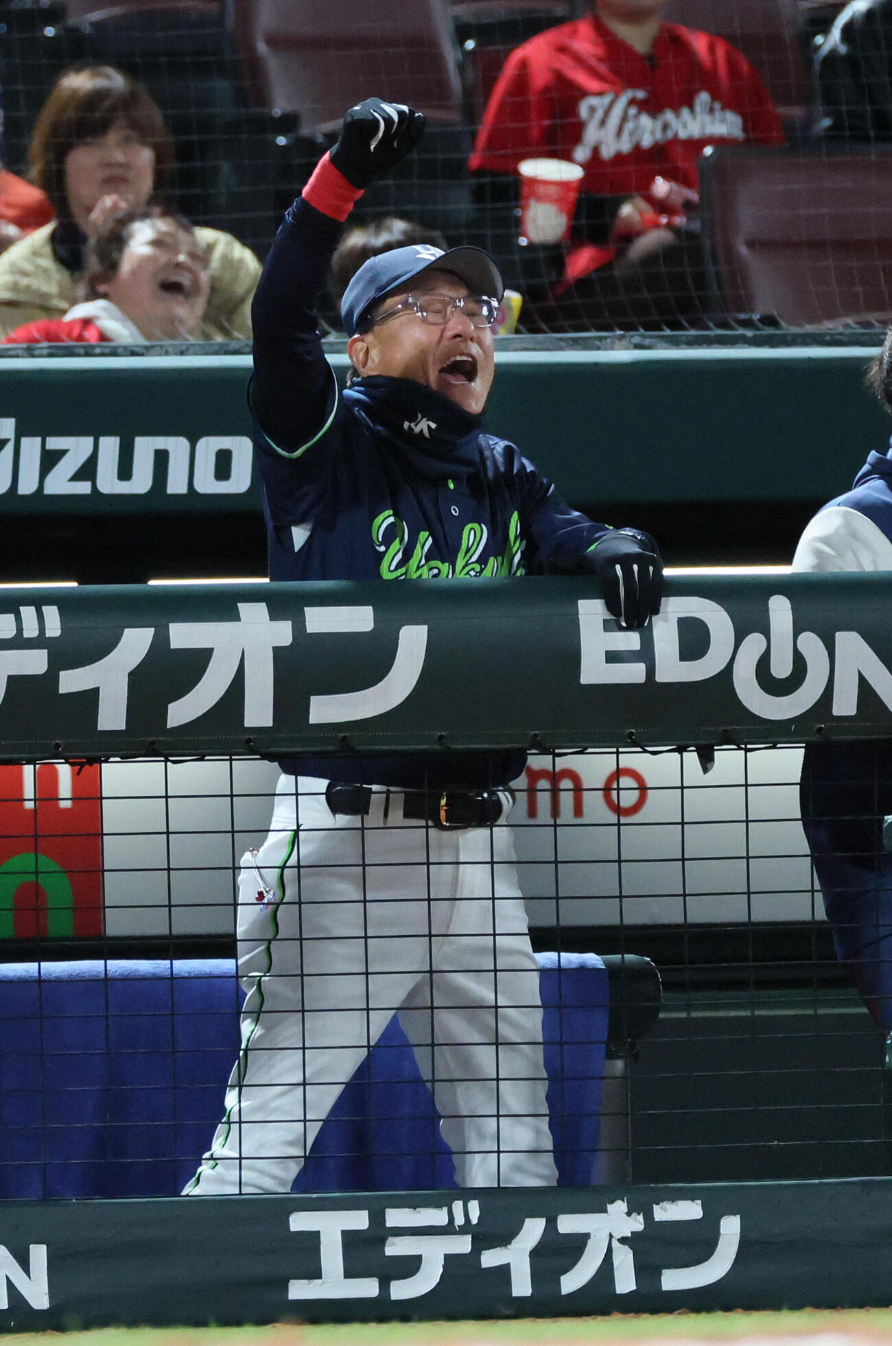 広島対ヤクルト　勝利の瞬間、大喜びのヤクルト池山隆寛監督（撮影・加藤孝規）
