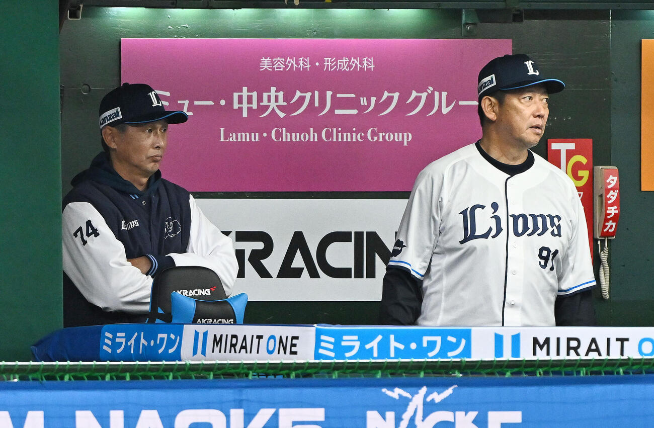 西武対ソフトバンク　9回裏、戦況を見守る西武西口文也監督（左）と鳥越裕介ヘッドコーチ（撮影・滝沢徹郎）