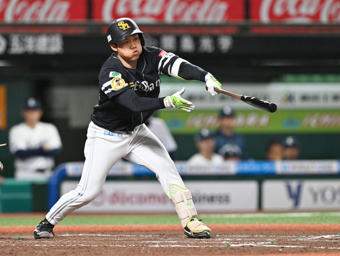 西武対ソフトバンク　8回表ソフトバンク2死一、二塁、海野隆司は2点適時三塁打を放つ（撮影・滝沢徹郎）